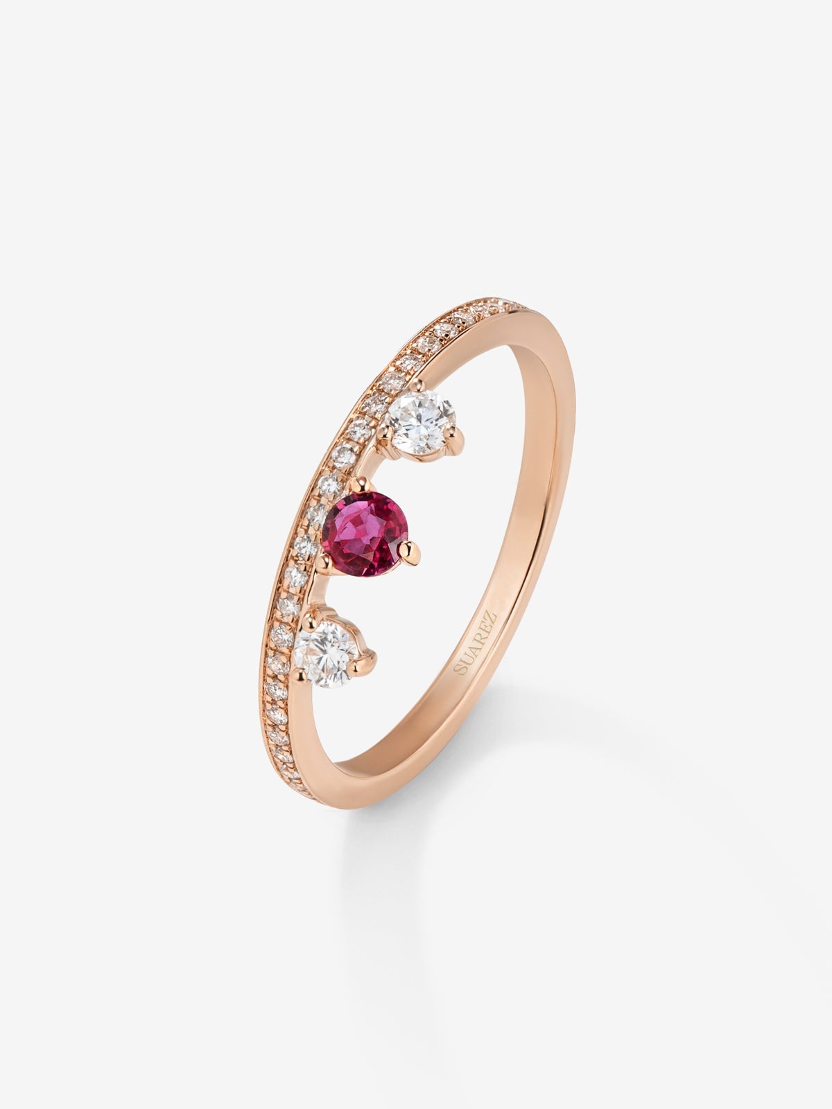 Anillo de oro rosa de 18K con rubí y diamantes