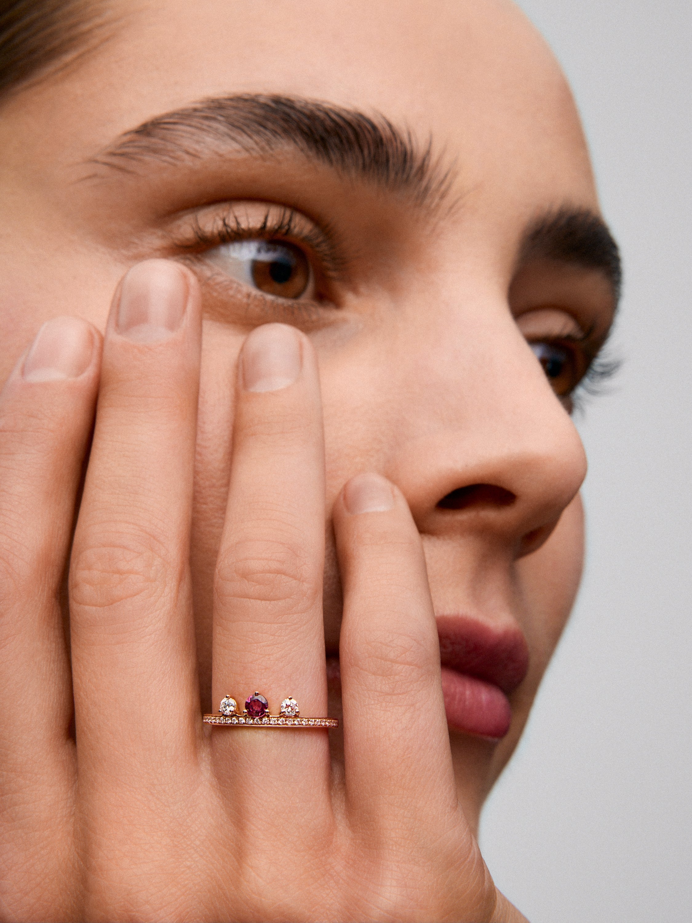 Anillo de oro rosa de 18K con rubí y diamantes