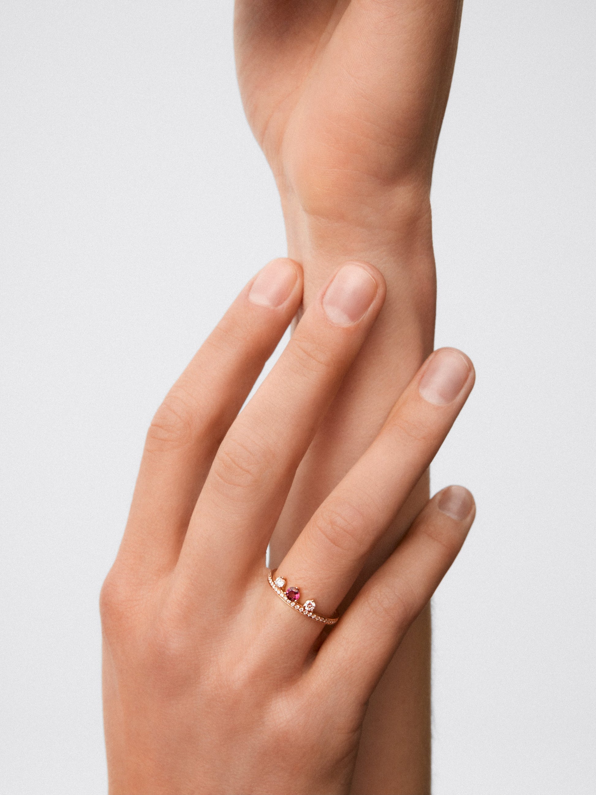 Anillo de oro rosa de 18K con rubí y diamantes