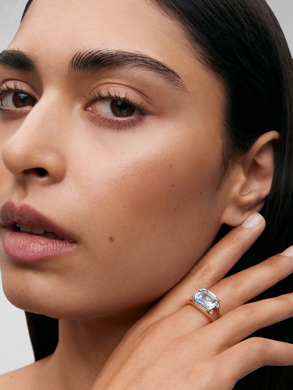 Anillo de oro amarillo de 18K con topacio azul sky en talla cushion de 7,3 cts y diamantes blancos en talla brillante de 0,13 cts