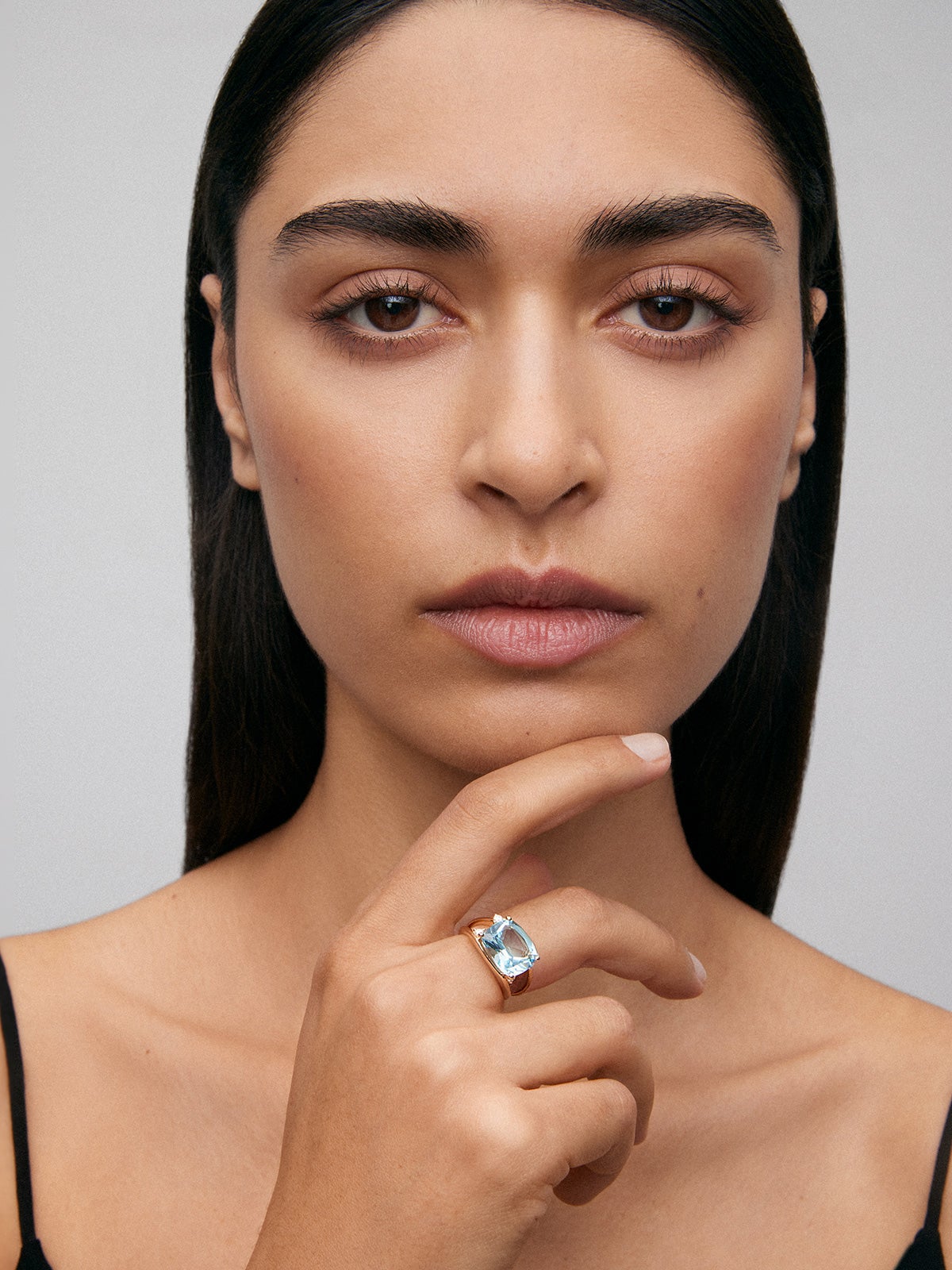 Anillo de oro amarillo de 18K con topacio azul sky en talla cushion de 7,3 cts y diamantes blancos en talla brillante de 0,13 cts