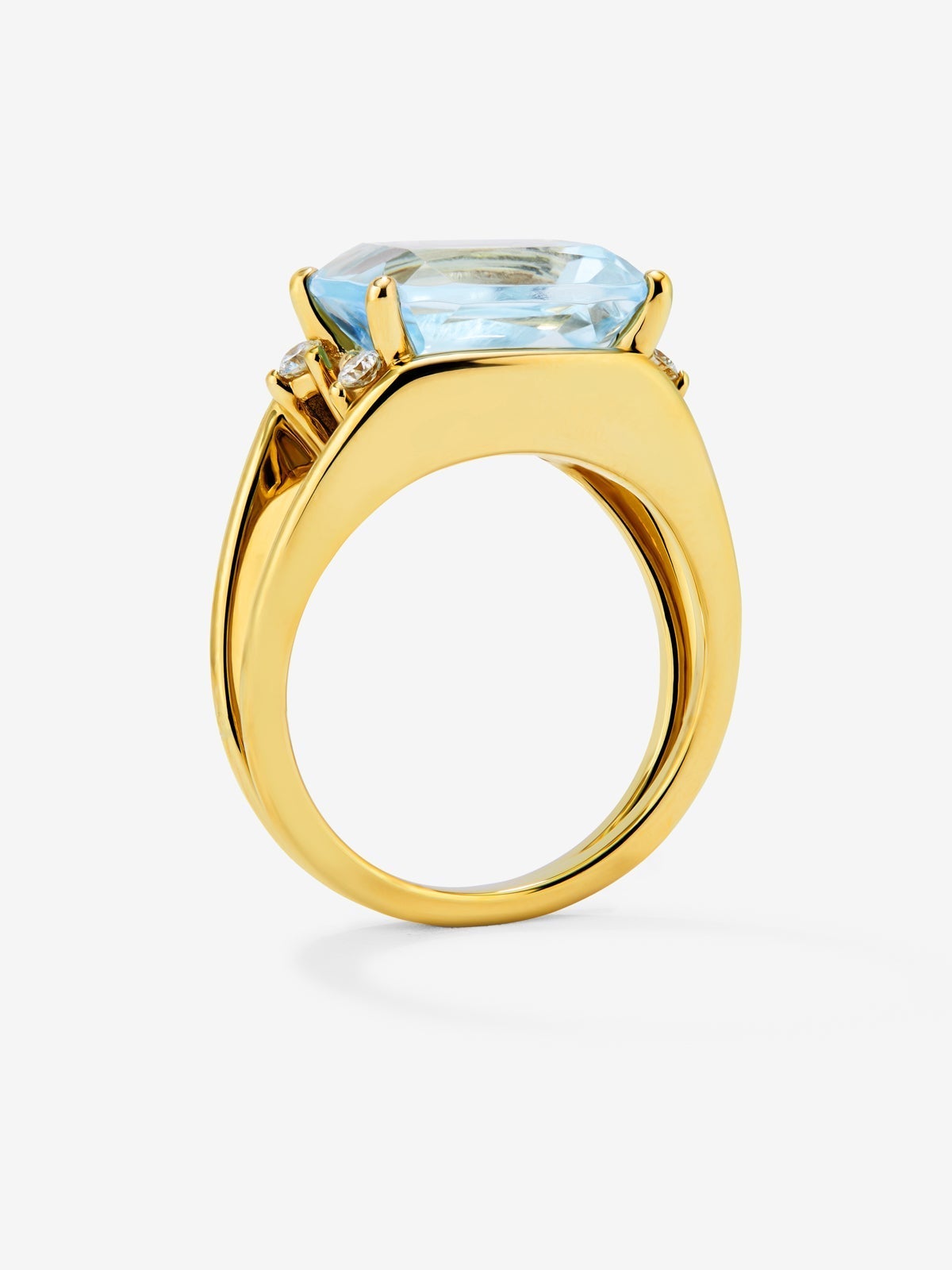 Anillo de oro amarillo de 18K con topacio azul sky en talla cushion de 7,3 cts y diamantes blancos en talla brillante de 0,13 cts