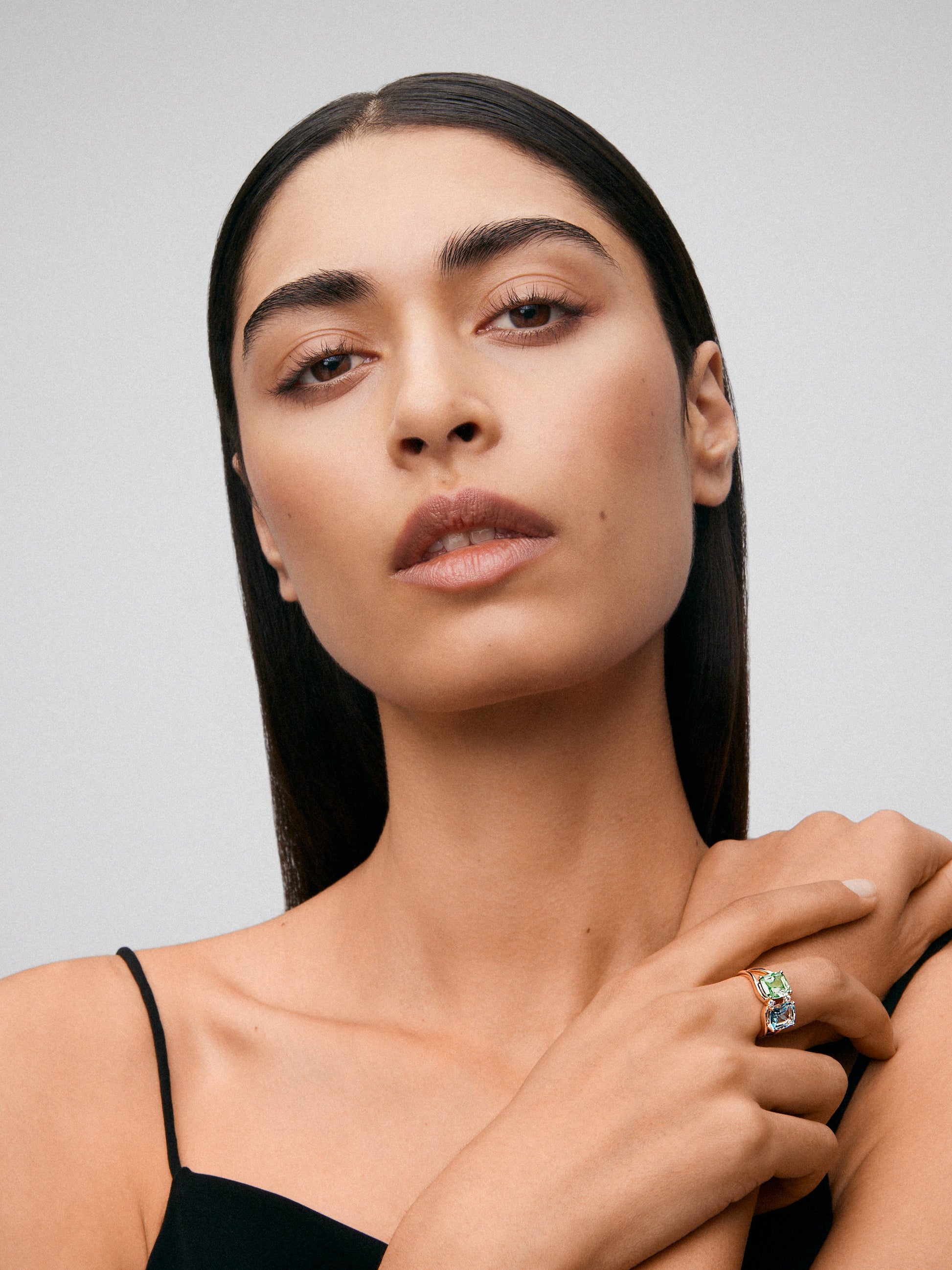 Anillo de oro amarillo de 18K con topacio azul sky en talla cushion de 2,75 cts, amatista verde en talla cushion de 2 cts y 2 diamantes en talla brillante con un total de 0,06 cts