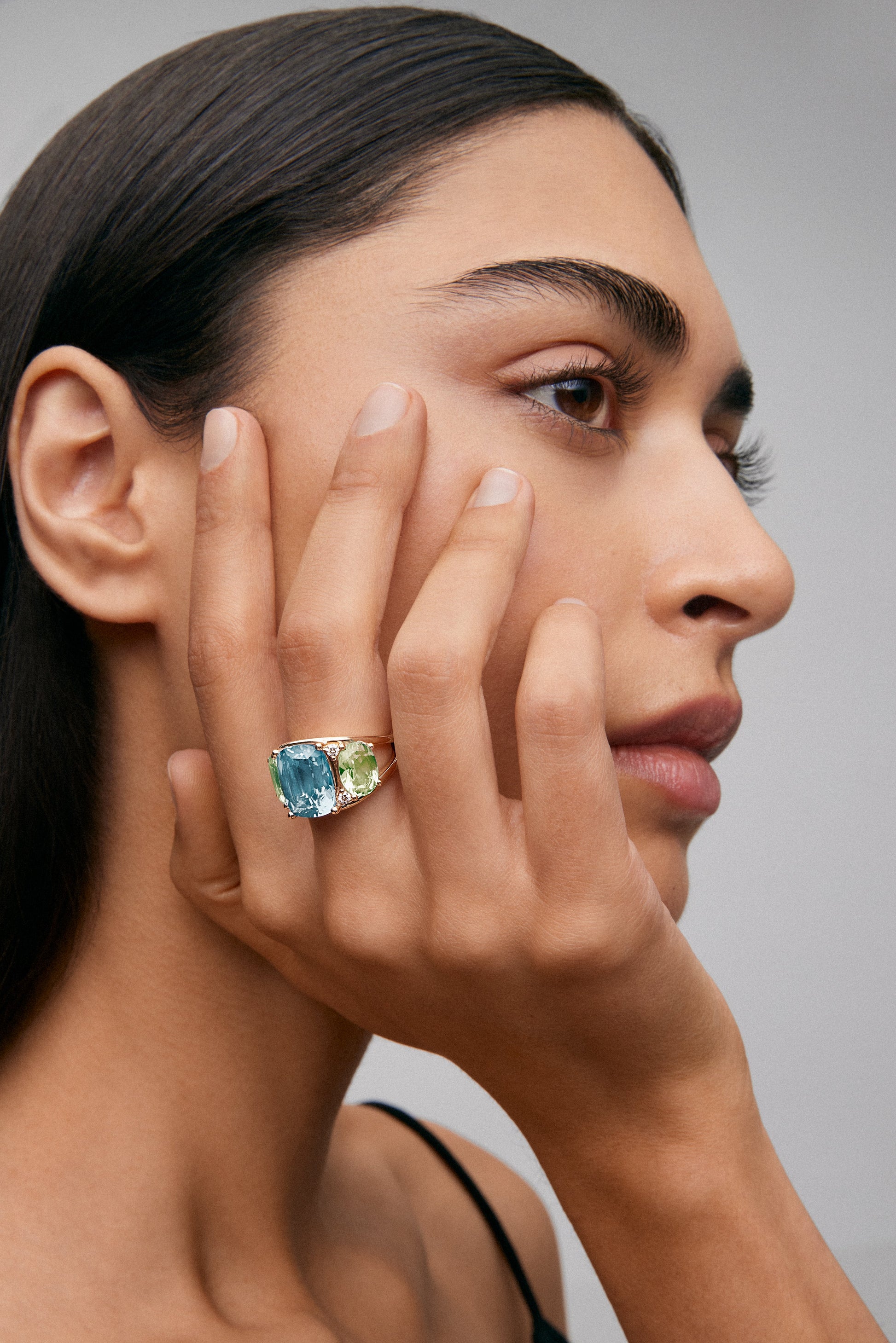 Anillo de oro amarillo de 18K con topacio azul sky en talla cushion de 5,5 cts, amatistas verdes en talla oval de 4,65 cts y diamantes blancos en talla brillante de 0,15 cts