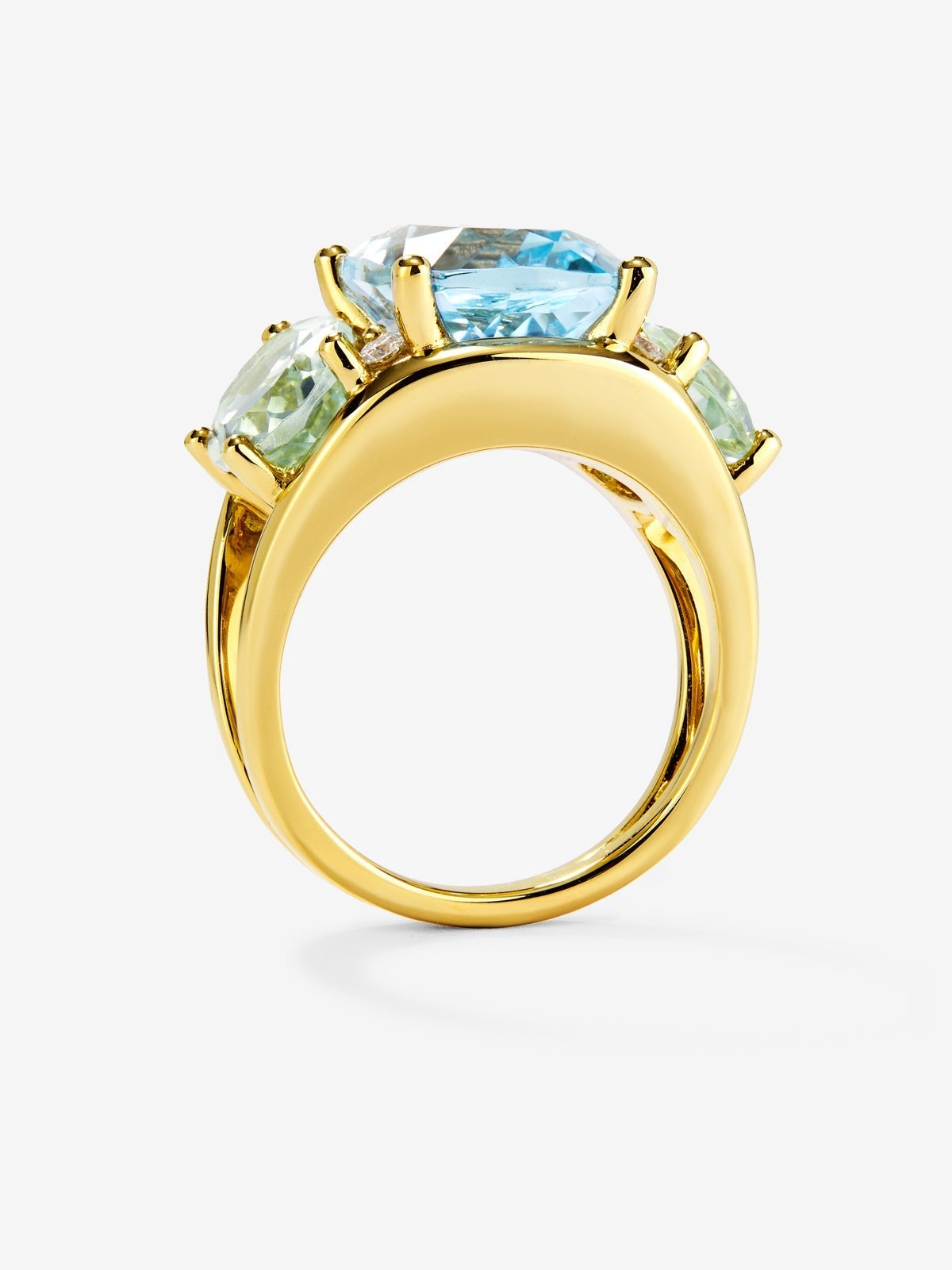 Anillo de oro amarillo de 18K con topacio azul sky en talla cushion de 5,5 cts, amatistas verdes en talla oval de 4,65 cts y diamantes blancos en talla brillante de 0,15 cts