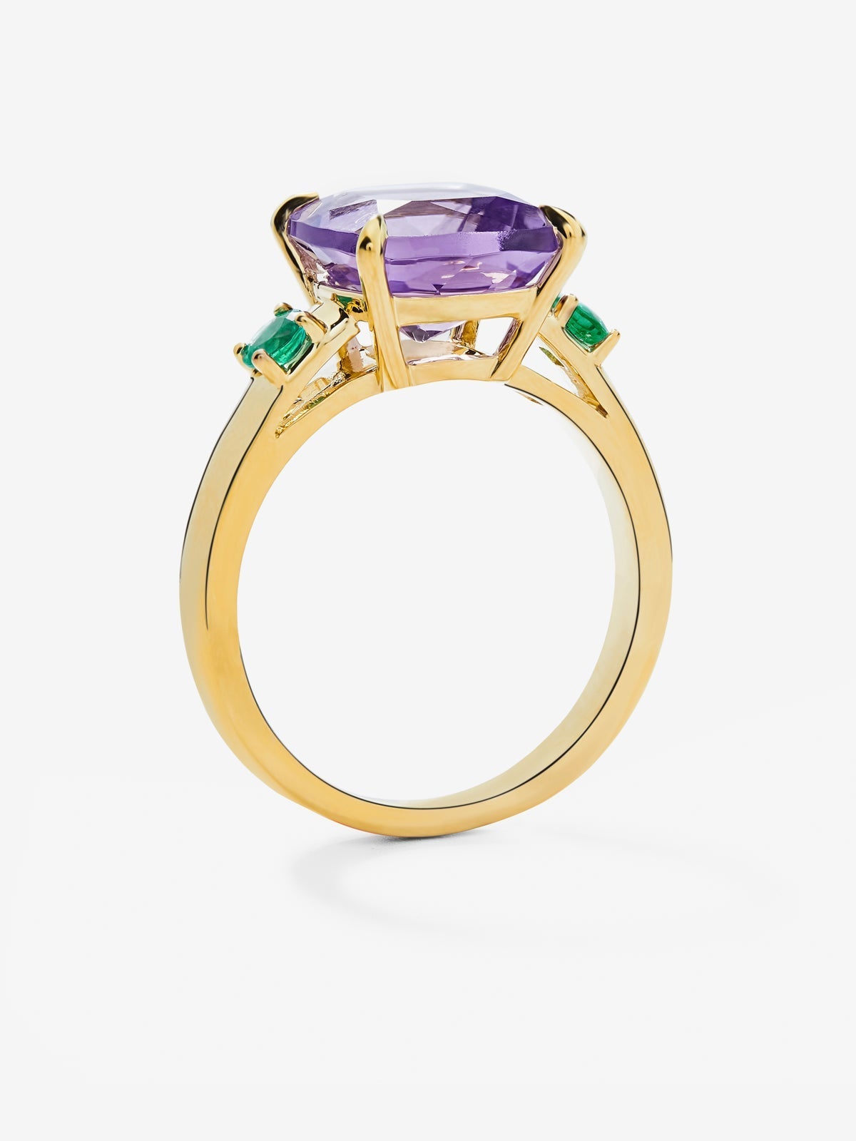 Anillo tresillo de oro amarillo de 18K con amatista morada en talla cushion de 3,53 cts y 2 esmeraldas verdes en talla brillante con un total de 0,19 cts