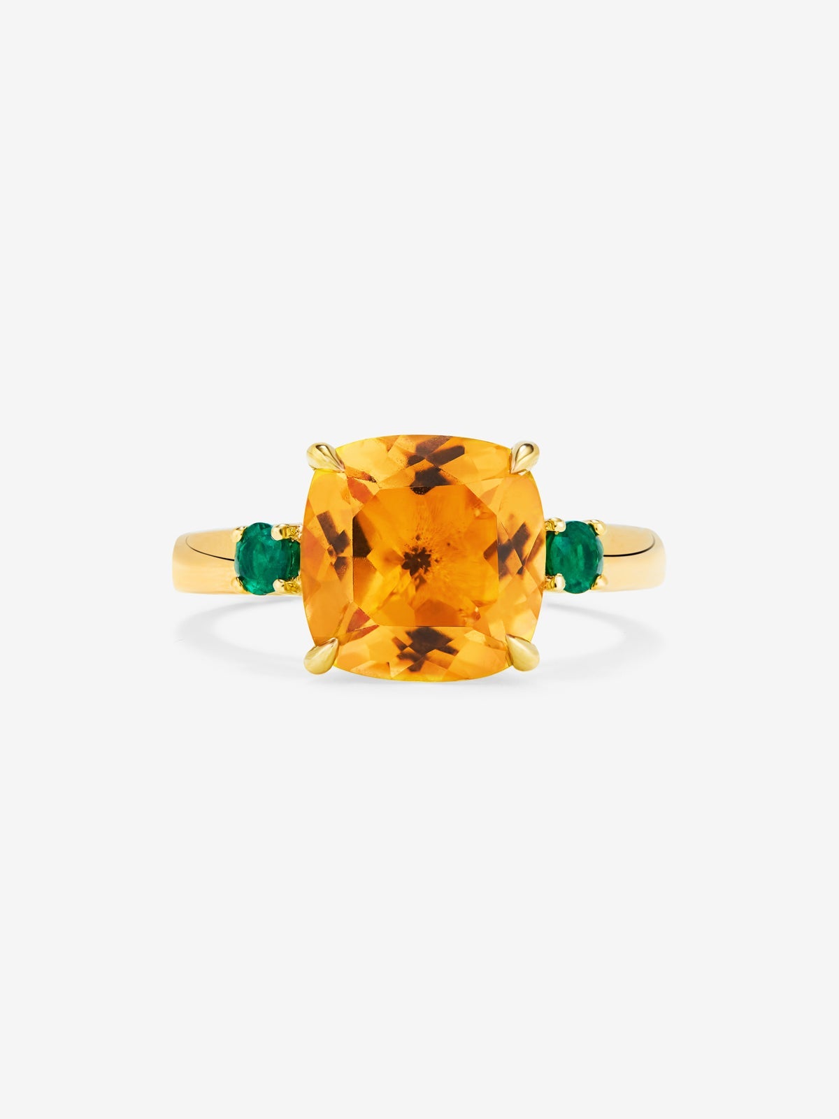 Anillo tresillo de oro amarillo de 18K con cuarzo citrino en talla cushion de 3,55 cts y esmeraldas verdes en talla brillante de 0,25 cts