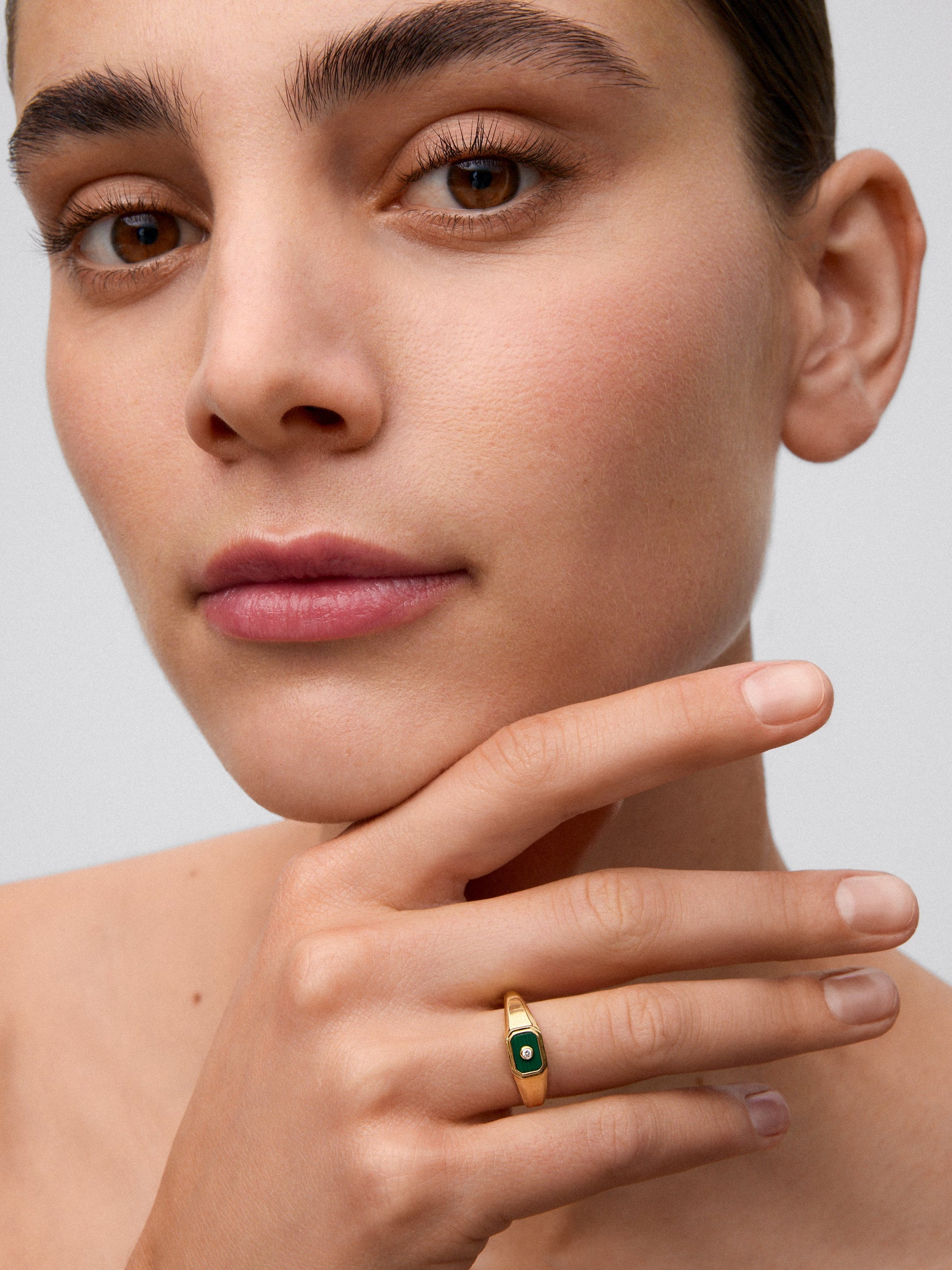 Anillo de sello pequeño de oro amarillo de 18K con malaquita verde de 0,2 cts y diamante en talla brillante de 0,01 cts