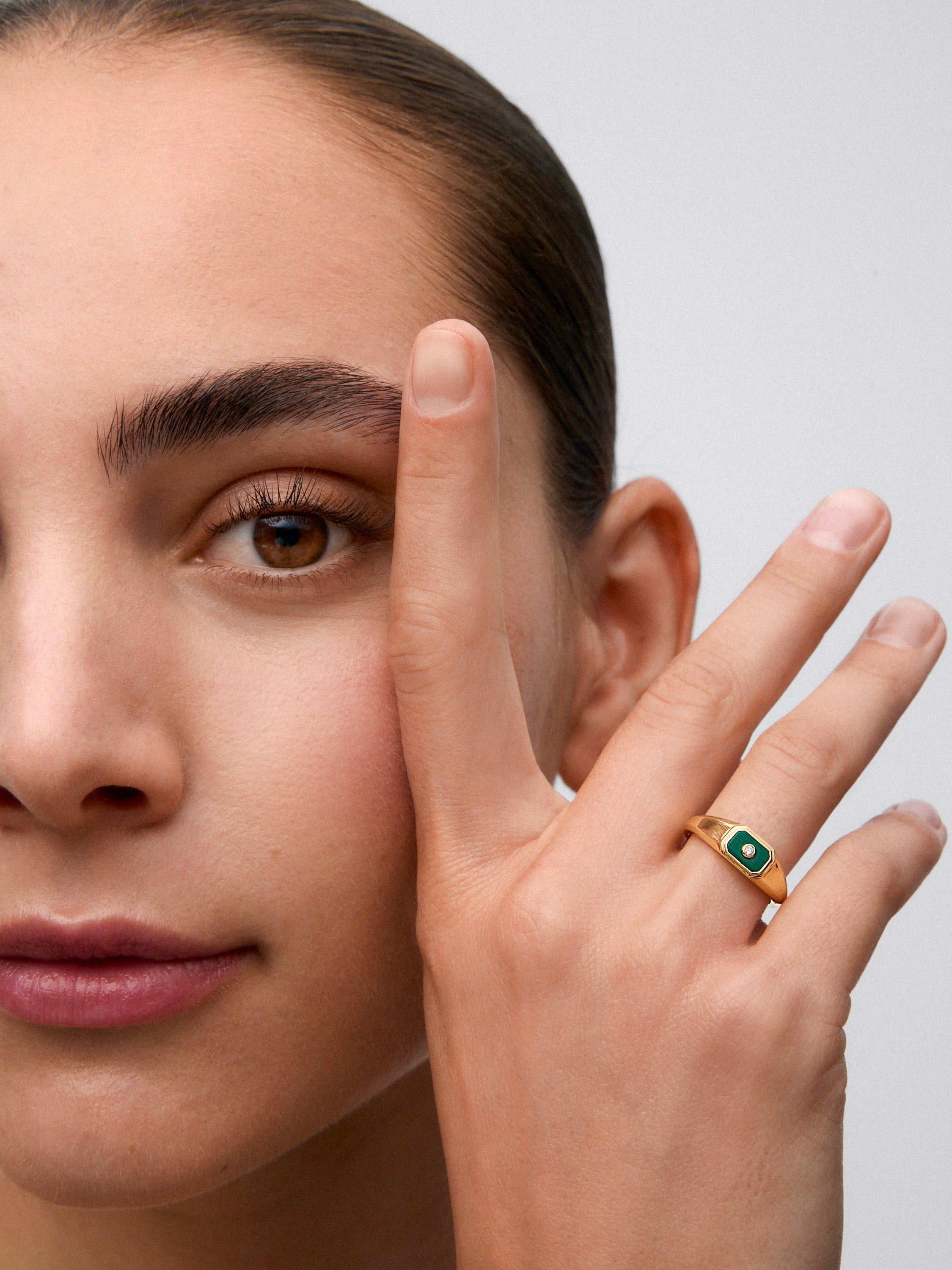 Anillo de sello pequeño de oro amarillo de 18K con malaquita verde de 0,2 cts y diamante en talla brillante de 0,01 cts