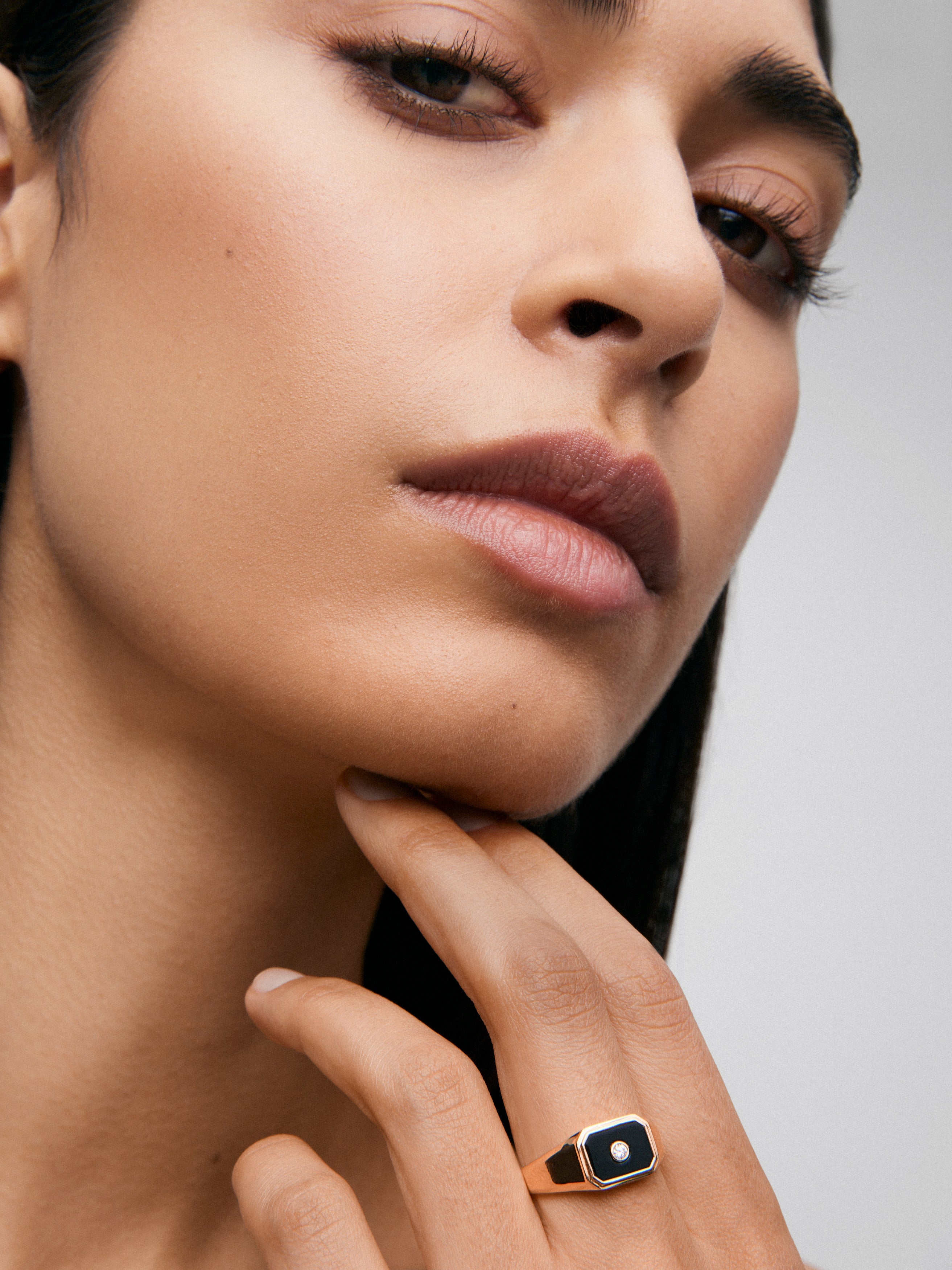 Anillo de sello mediano en oro amarillo de 18k con ónix negro de 0.98 ct y diamante de 0.03 ct