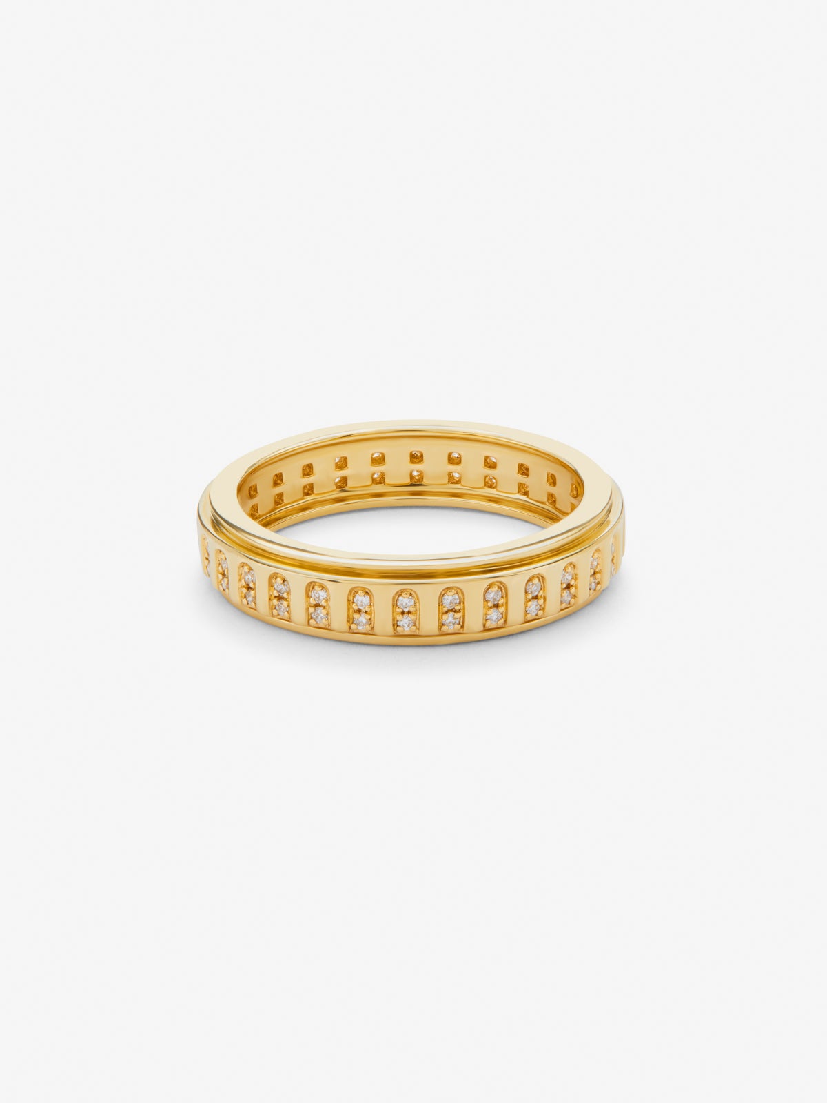 Anillo de oro amarillo de 18K con 62 diamantes en talla brillante con un total de 0,186 cts