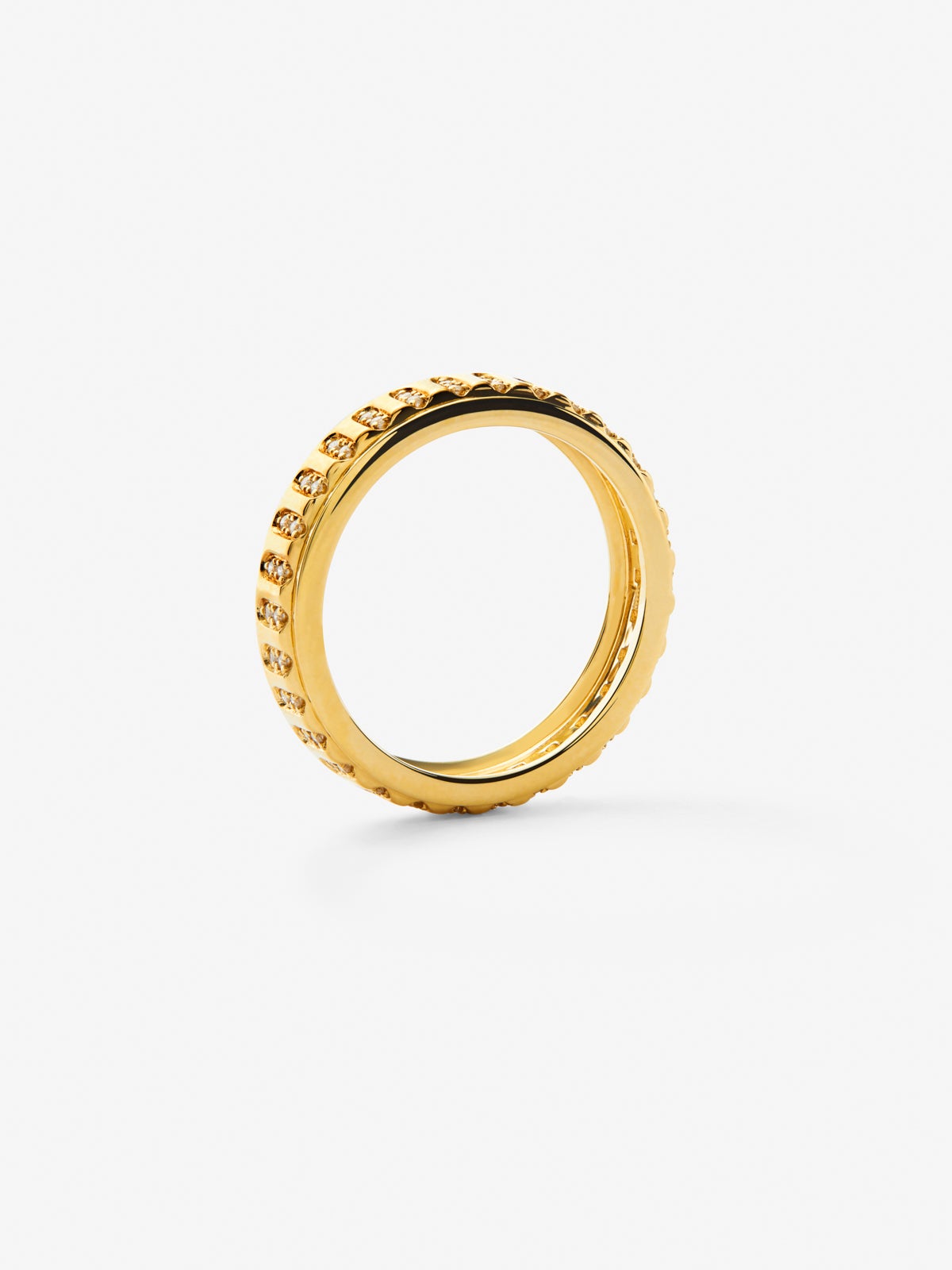 Anillo de oro amarillo de 18K con 64 diamantes en talla brillante con un total de 0,192cts