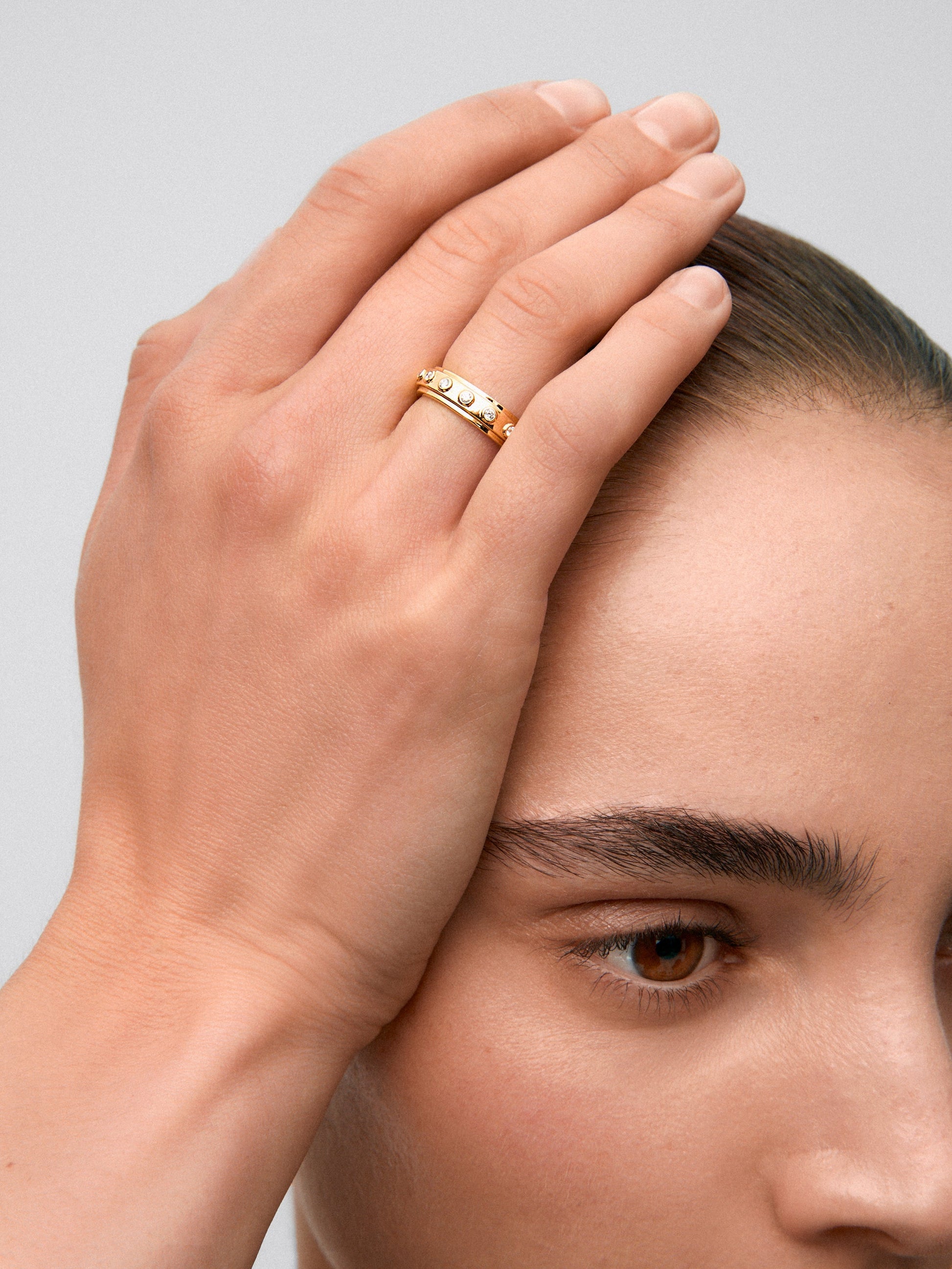 Anillo de oro amarillo de 18K con 16 diamantes en talla brillante con un total de 0,28 cts