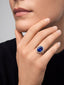 Anillo de oro blanco de 18K con zafiro azul vivid en talla oval de 5,01 cts y 10 diamantes en talla corazón con un total de 1,06 cts