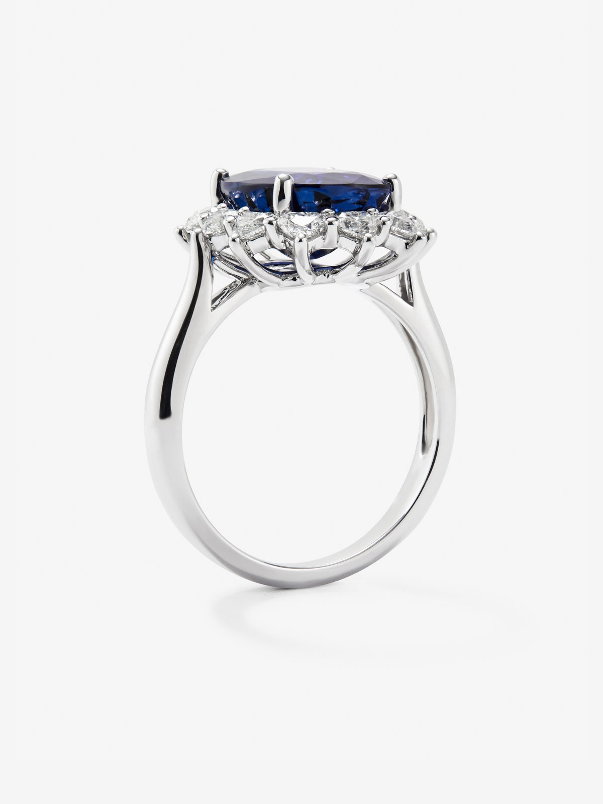 Anillo de oro blanco de 18K con zafiro azul vivid en talla oval de 5,01 cts y 10 diamantes en talla corazón con un total de 1,06 cts