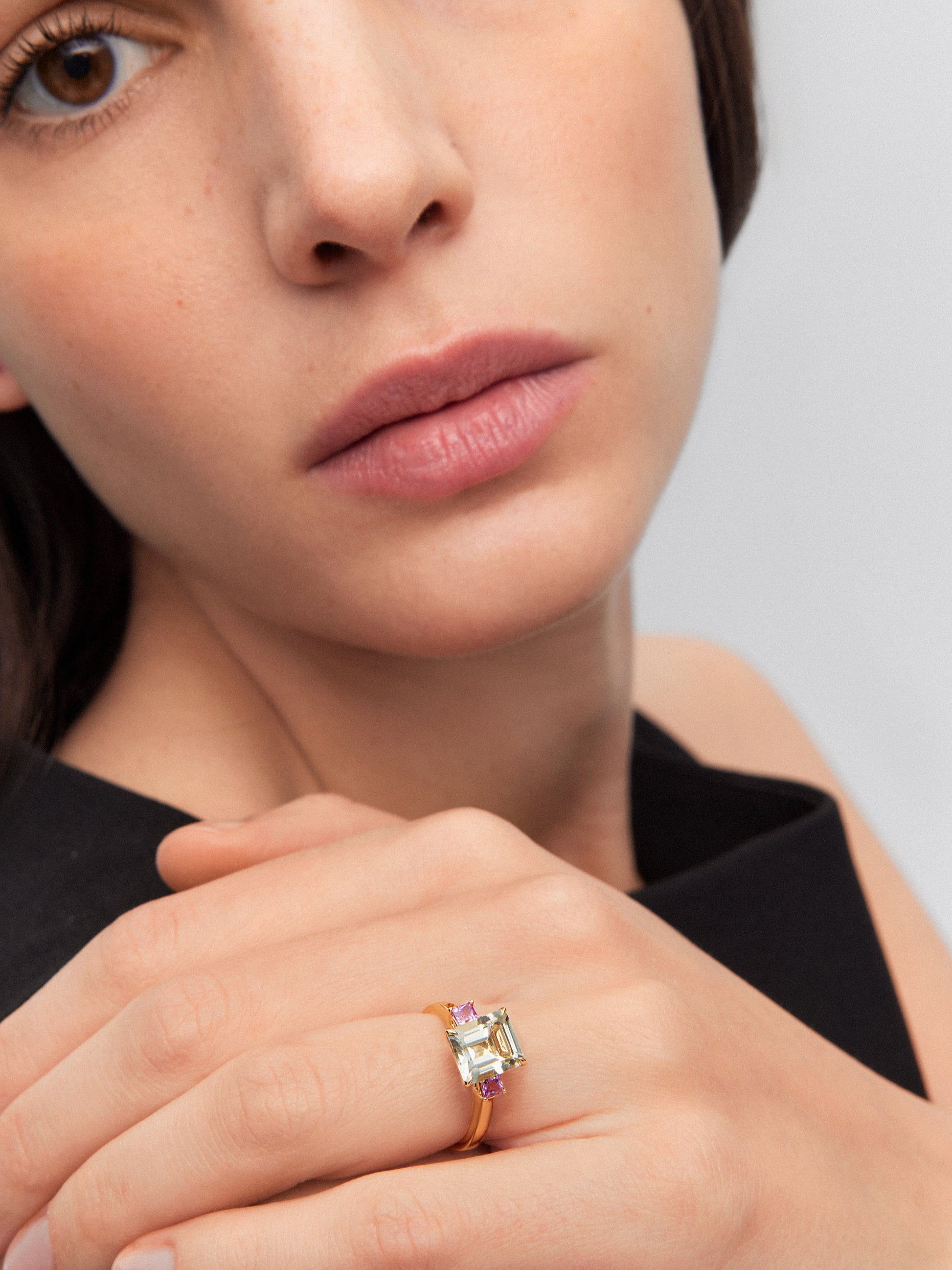 Anillo tresillo de oro amarillo de 18K con amatista verde en talla esmeralda de 2,53 cts y 2 zafiros rosas en talla princesa con un total de 0,41 cts