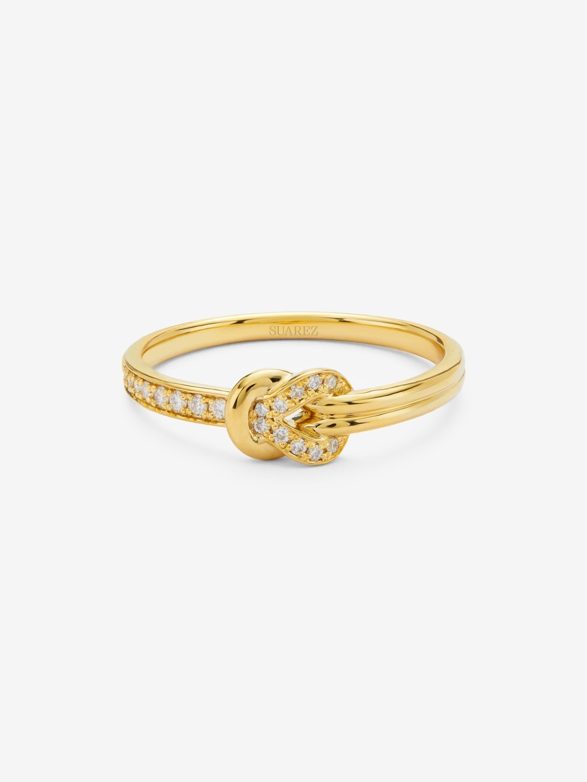Anillo de oro amarillo de 18K con 15 diamantes en talla brillante con un total de 0,09 cts y forma de nudo