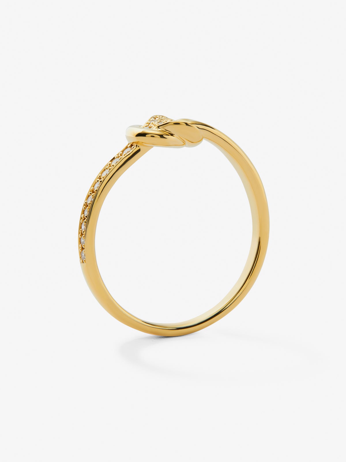 Anillo de oro amarillo de 18K con 15 diamantes en talla brillante con un total de 0,09 cts y forma de nudo
