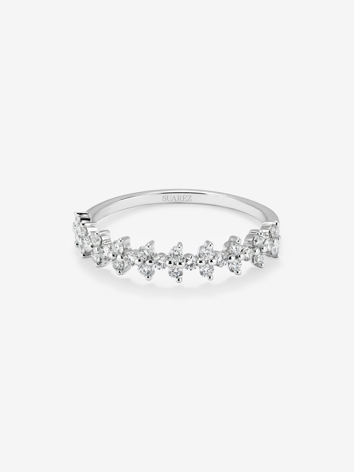 Anillo de oro blanco de 18K con 30 diamantes en talla brillante con un total de 0,38 cts