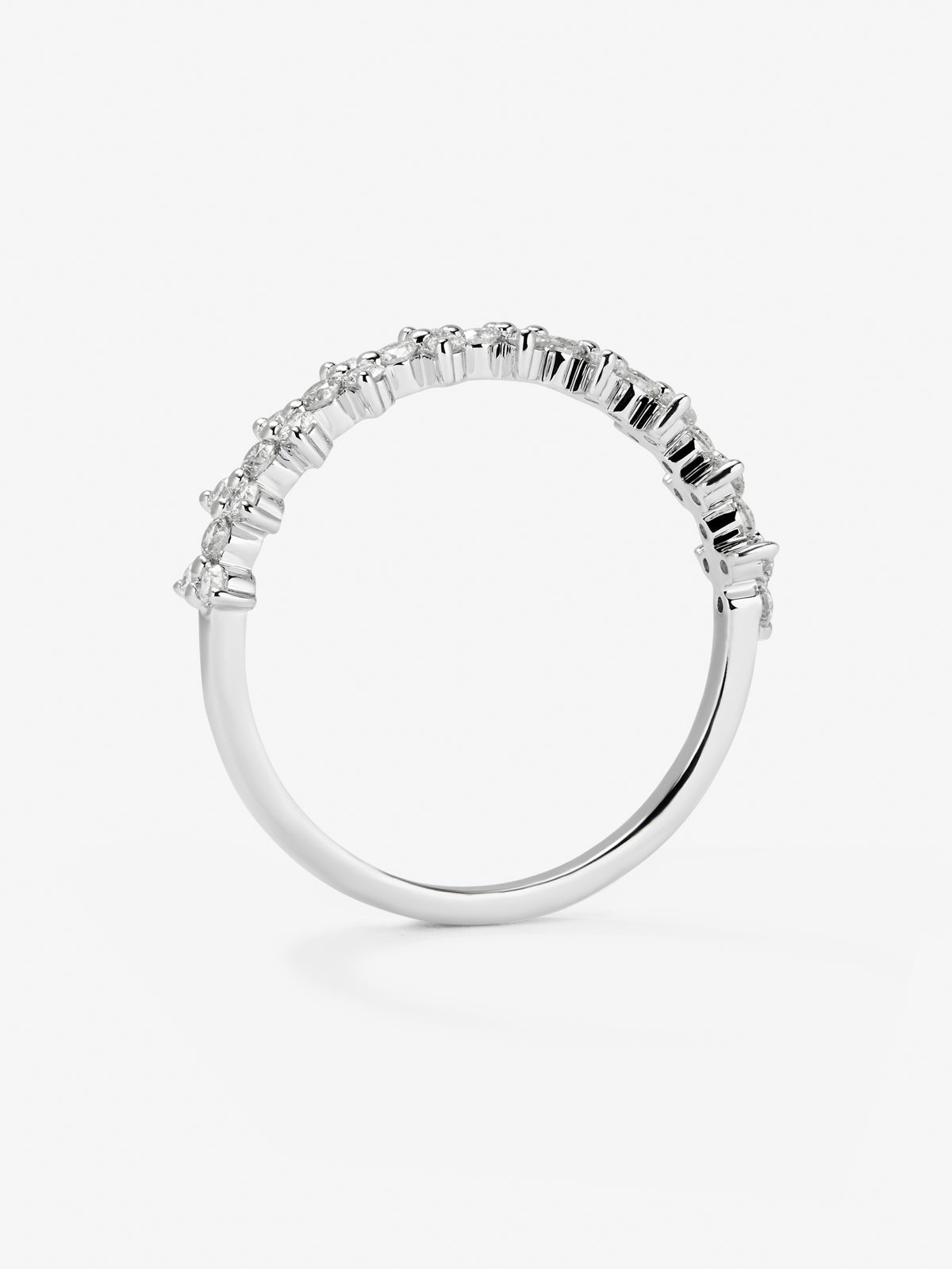 Anillo de oro blanco de 18K con 30 diamantes en talla brillante con un total de 0,38 cts