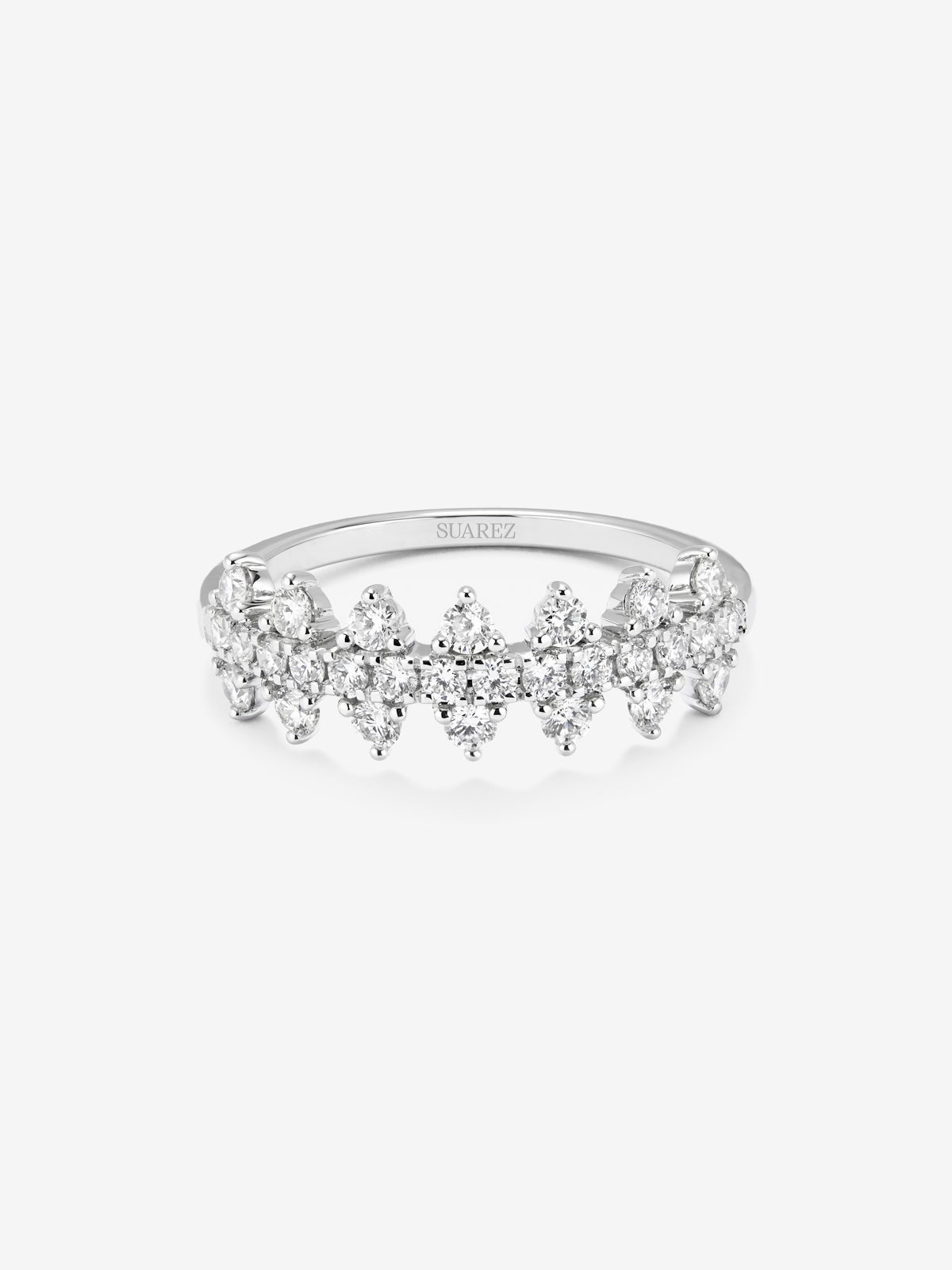 Anillo de oro blanco de 18K con 28 diamantes en talla brillante con un total de 0,59 cts