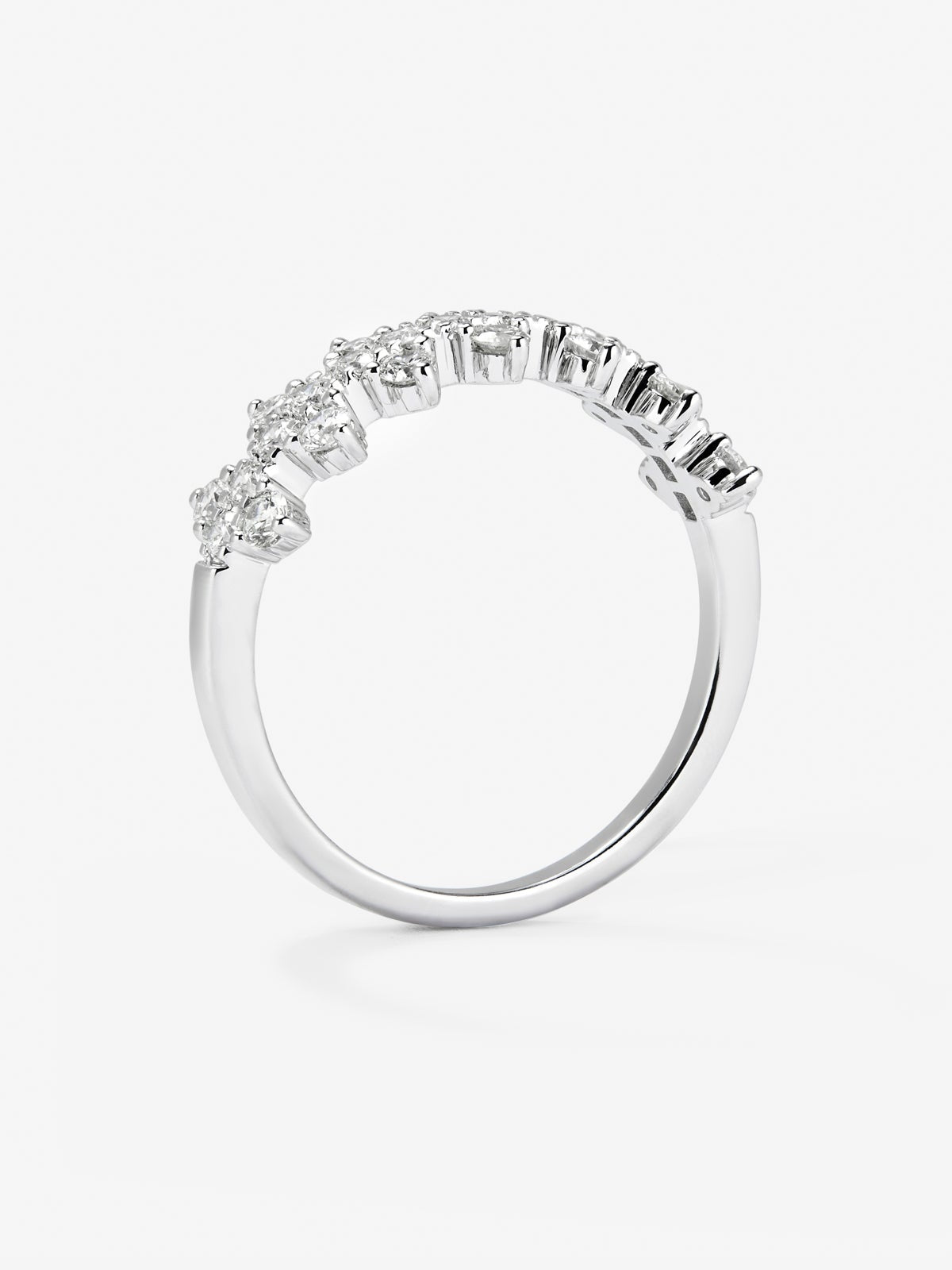 Anillo de oro blanco de 18K con 28 diamantes en talla brillante con un total de 0,59 cts