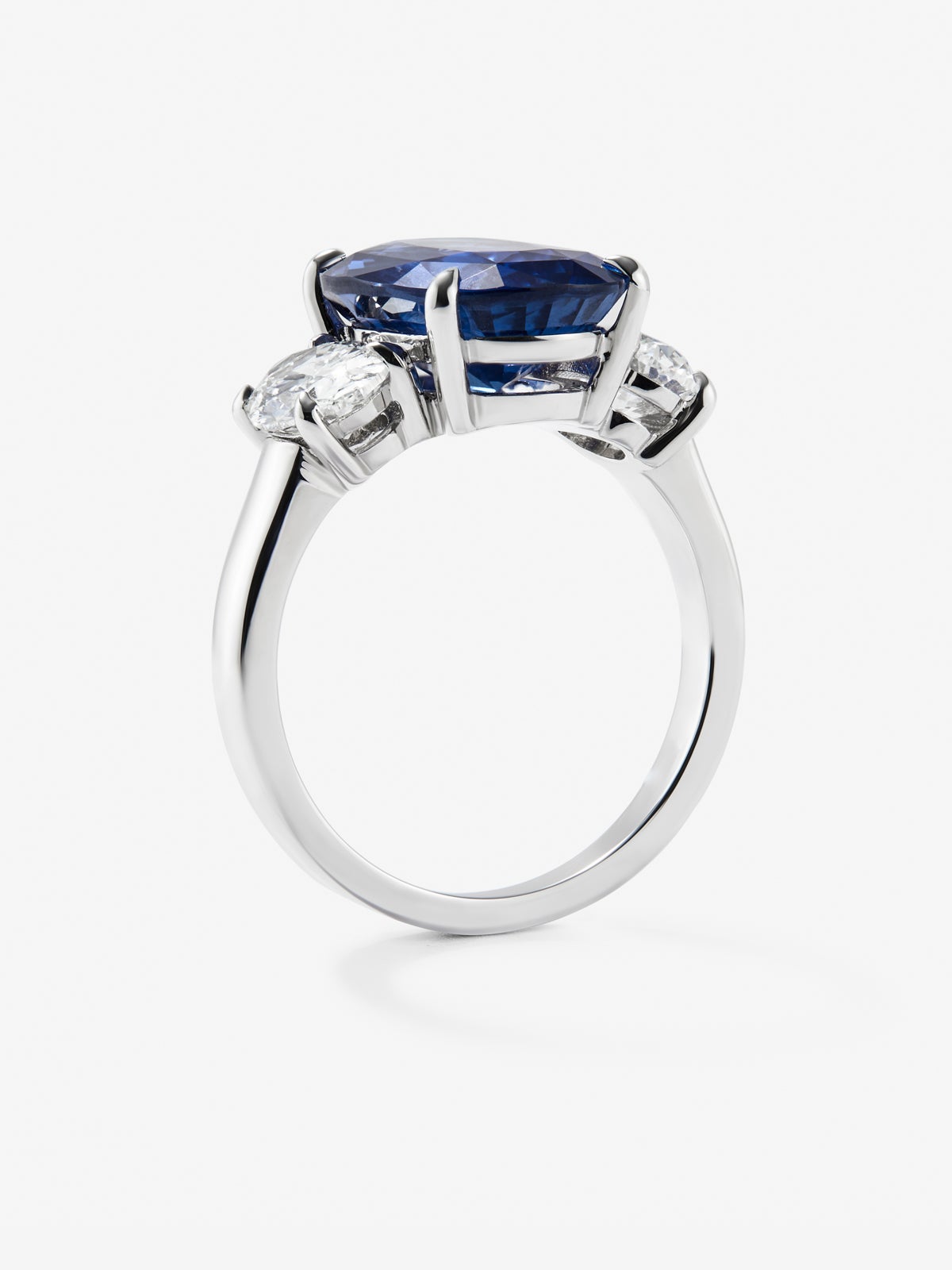 Anillo tresillo de oro blanco de 18K con zafiro azul en talla oval de 6,02 cts y 2 diamantes en talla oval con un total de 1,4 cts