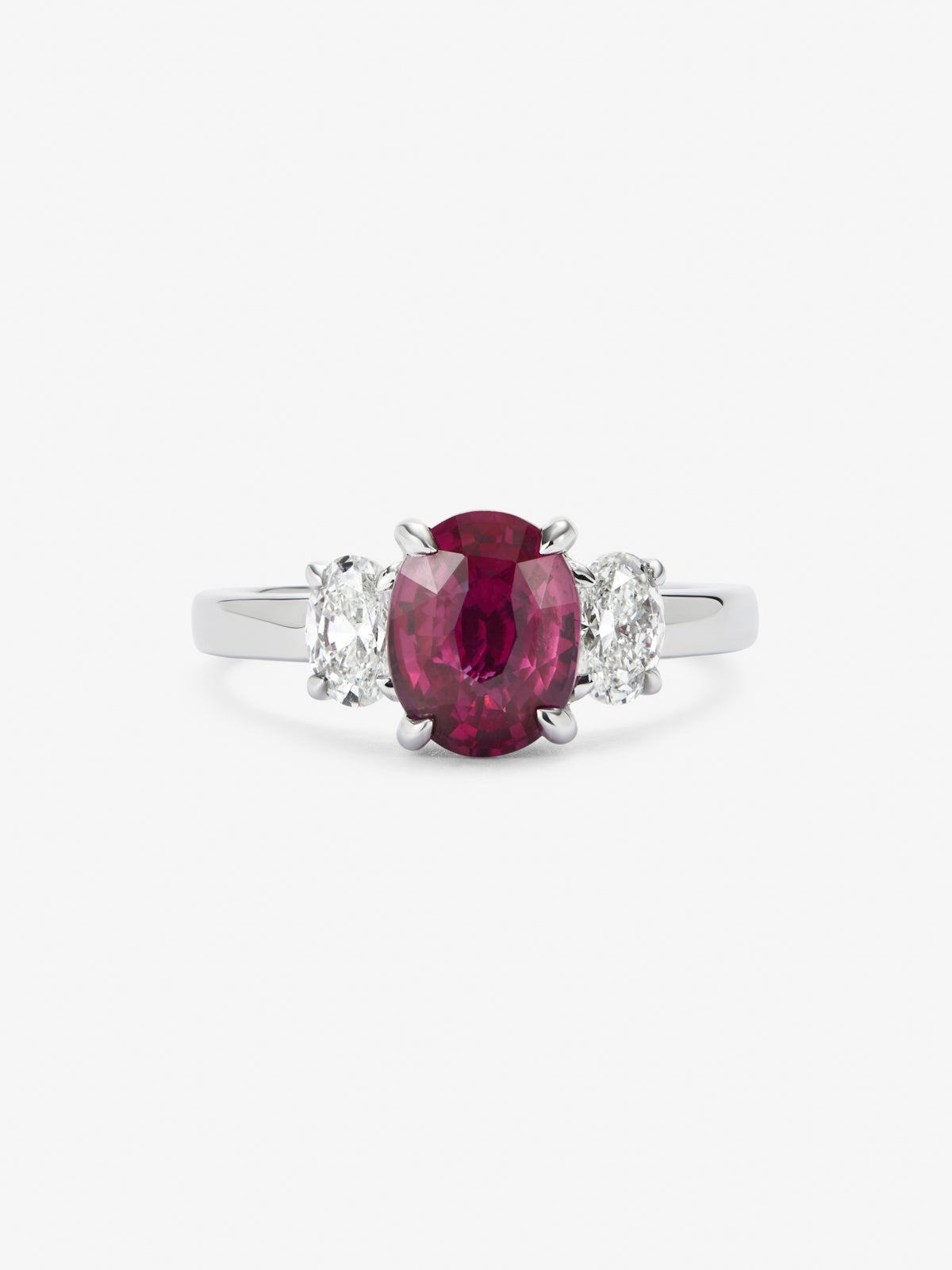 Anillo tresillo de oro blanco de 18K con rubí rojo pigeon blood en talla oval de 2,04 cts y 2 diamantes en talla oval con un total de 0,62 cts