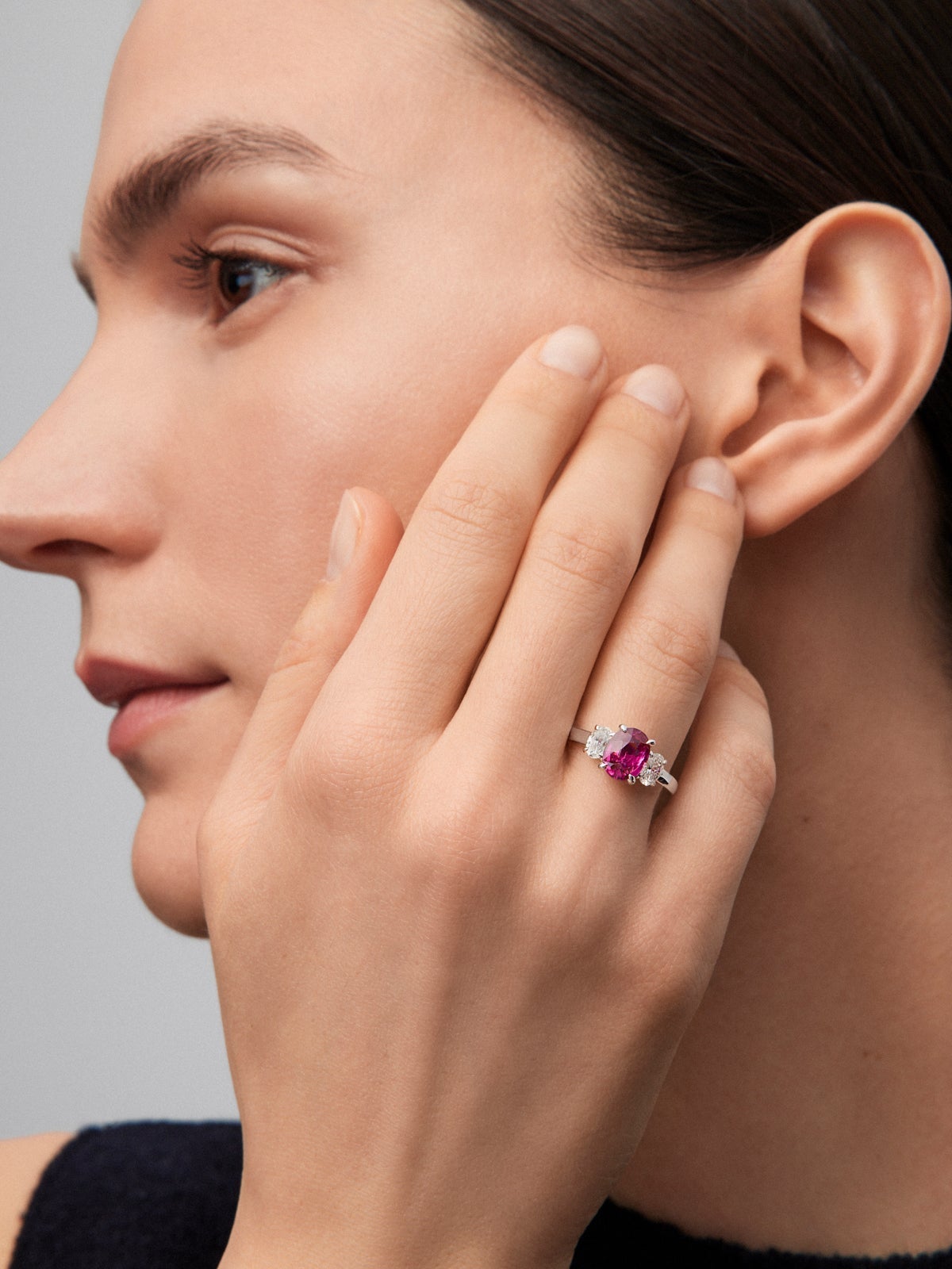 Anillo tresillo de oro blanco de 18K con rubí rojo pigeon blood en talla oval de 2,04 cts y 2 diamantes en talla oval con un total de 0,62 cts