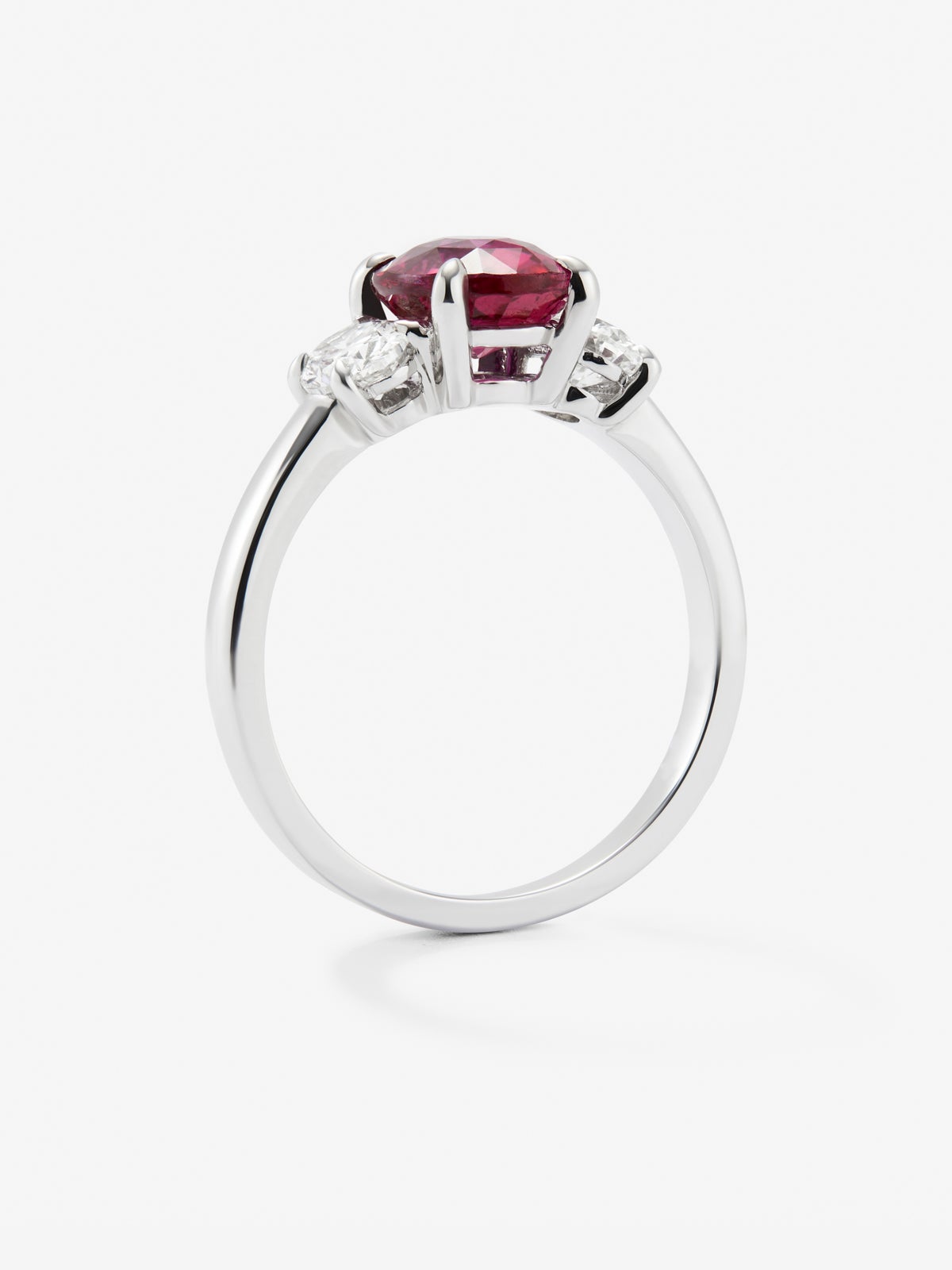 Anillo tresillo de oro blanco de 18K con rubí rojo pigeon blood en talla oval de 2,04 cts y 2 diamantes en talla oval con un total de 0,62 cts