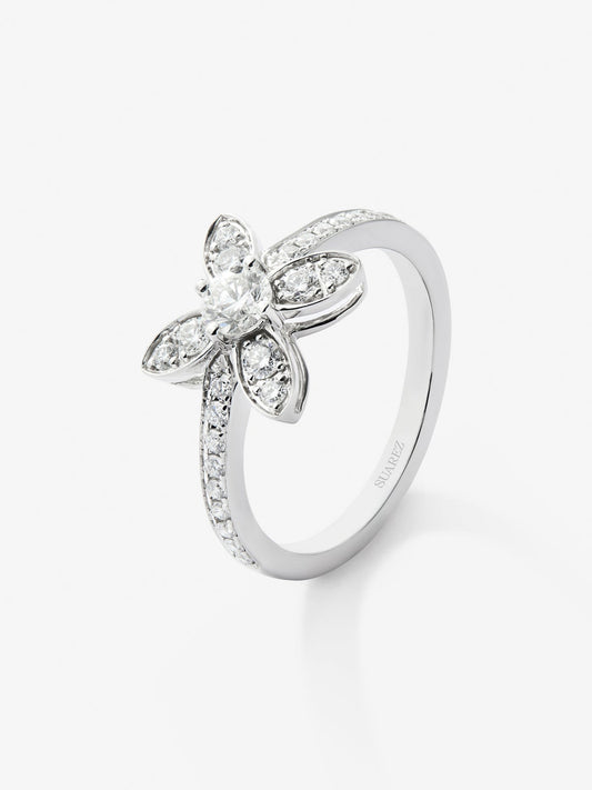Anillo de oro blanco de 18K con 31 diamantes en talla brillante con un total de 0,34 cts