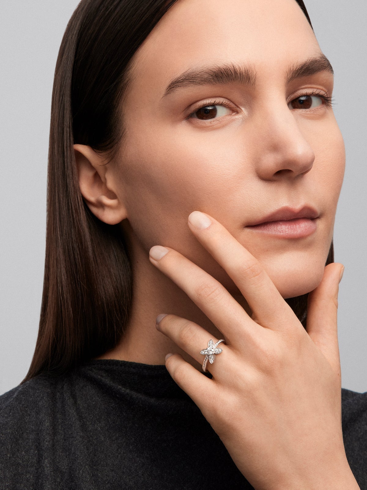Anillo de oro blanco de 18K con 31 diamantes en talla brillante con un total de 0,34 cts