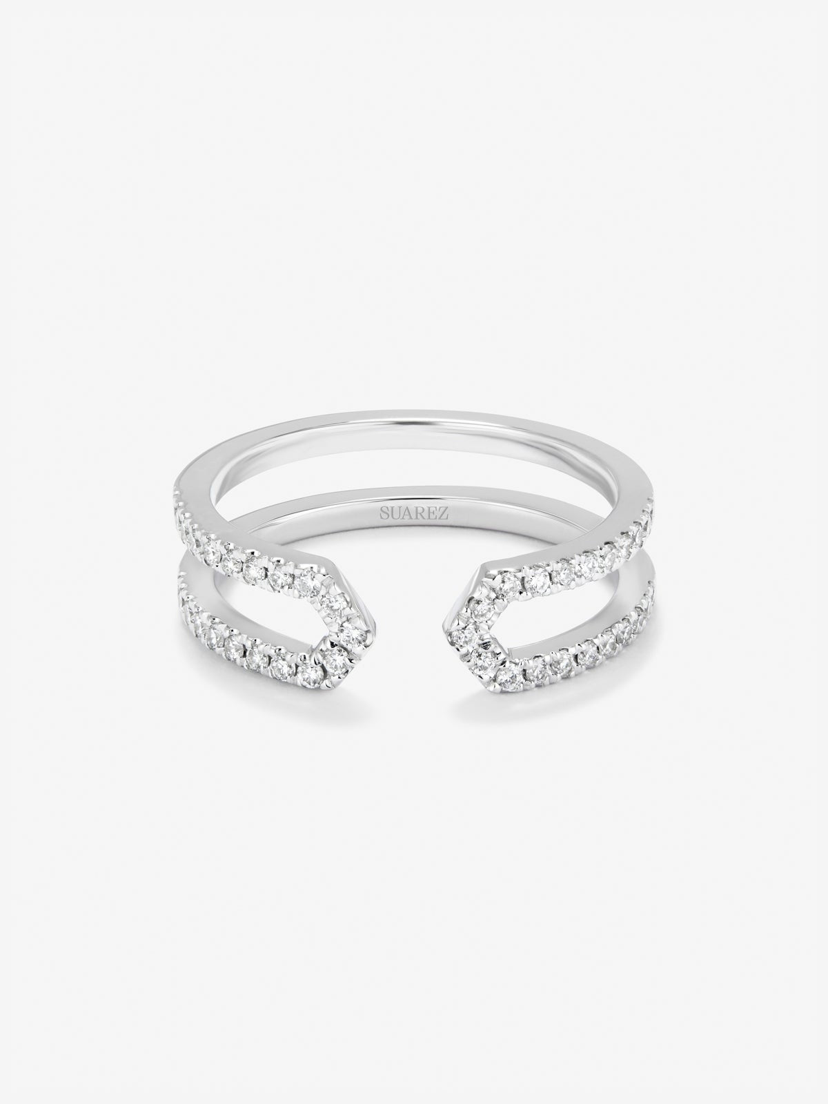 Anillo de oro blanco de 18K con 40 diamantes en talla brillante con un total de 0,32 cts