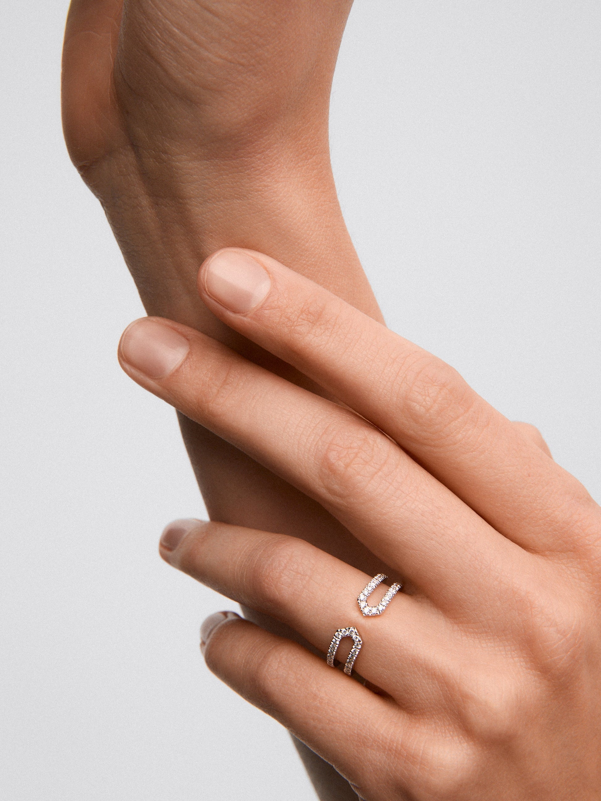 Anillo de oro blanco de 18K con 40 diamantes en talla brillante con un total de 0,32 cts