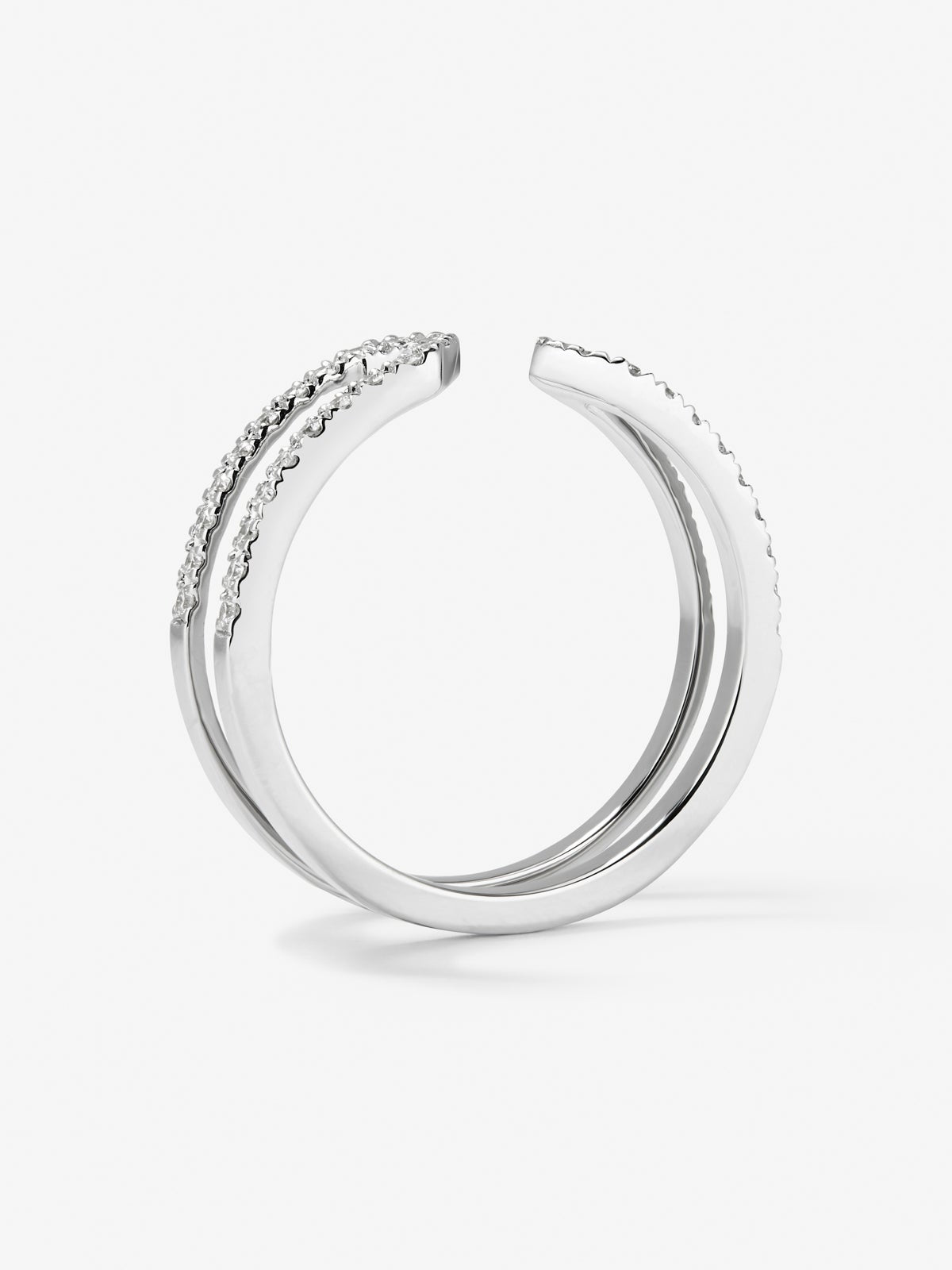 Anillo de oro blanco de 18K con 40 diamantes en talla brillante con un total de 0,32 cts