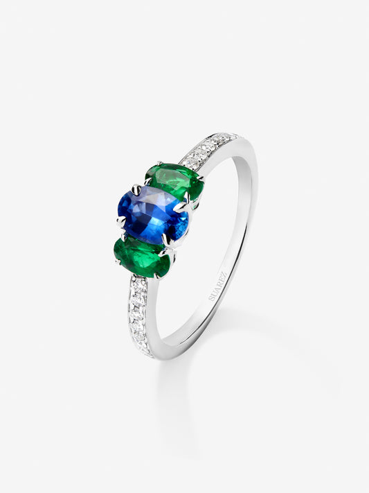 Anillo tresillo de oro blanco de 18K con zafiro azul en talla oval de 0,71 cts, 2 esmeraldas verdes en talla oval con un total de 0,5 cts y 10 diamantes en talla brillante con un total de 0,115 cts