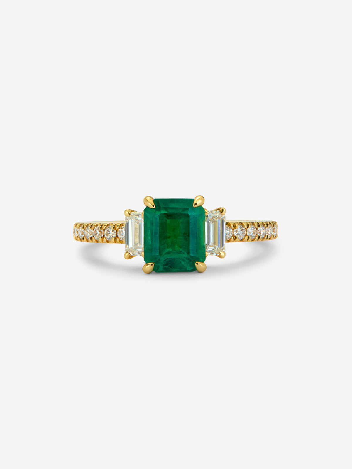 Anillo tresillo de oro amarillo de 18K con esmeralda verde en talla octogonal de 0,25cts zafiros azules en talla octogonal de0,79 cts y diamantes blancos en talla brillante de 0,19cts