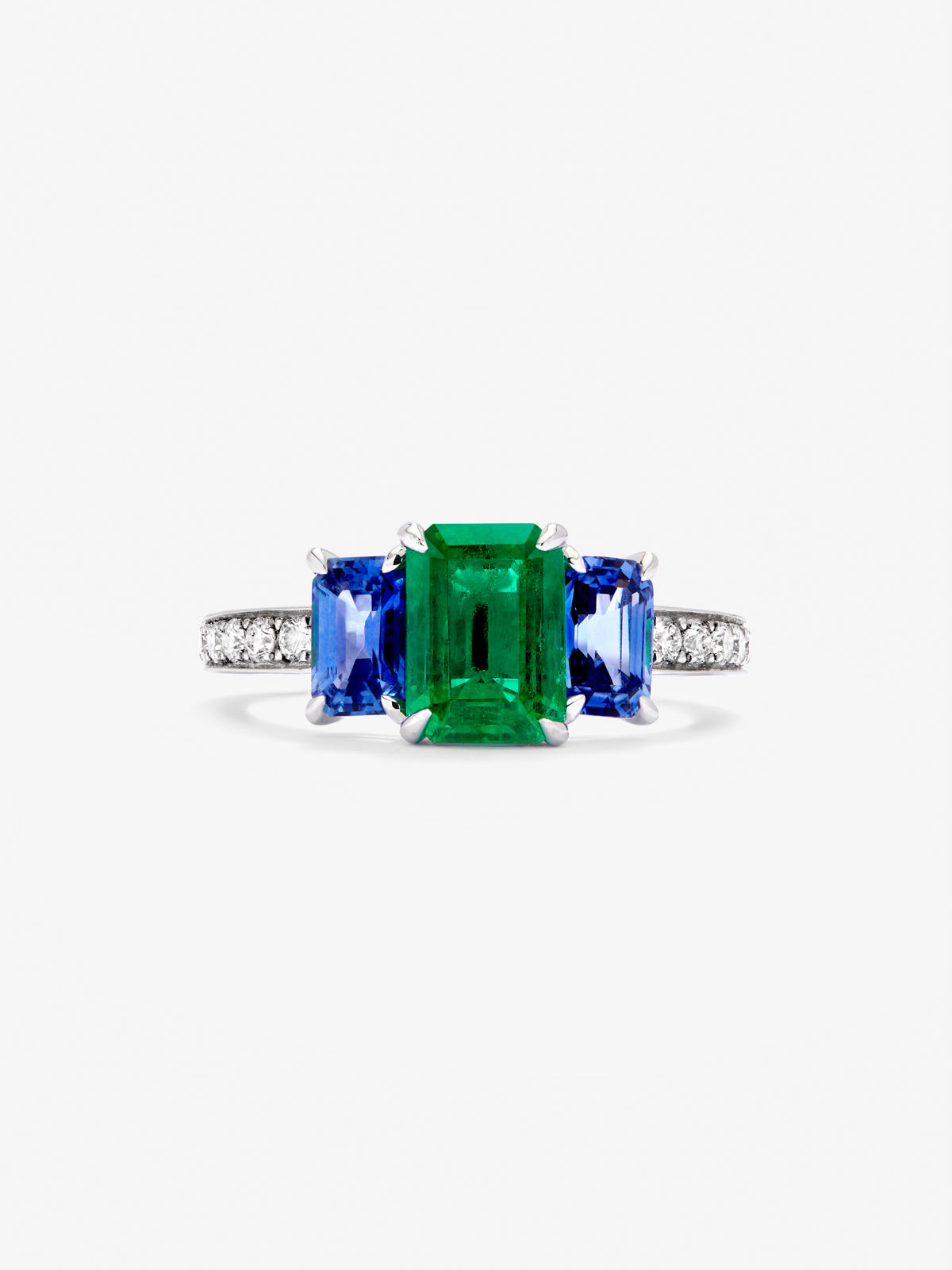 Anillo tresillo de oro blanco de 18K con esmeralda verde en talla octogonal de 1,58 cts, zafiros azules en talla octogonal de 1,28 cts y diamantes blancos en talla brillante de 0,02 cts
