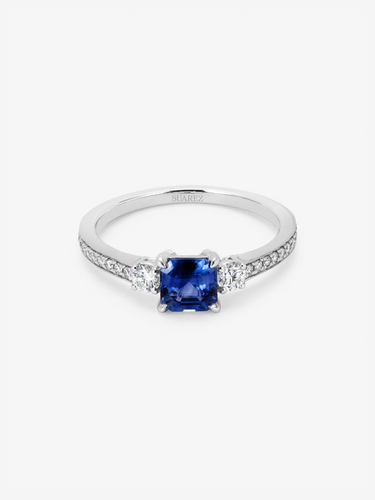 Anillo tresillo de oro blanco de 18K con zafiro azul en talla octogonal de 0,7 cts y 2 diamantes en talla brillante con un total de 0,26 cts