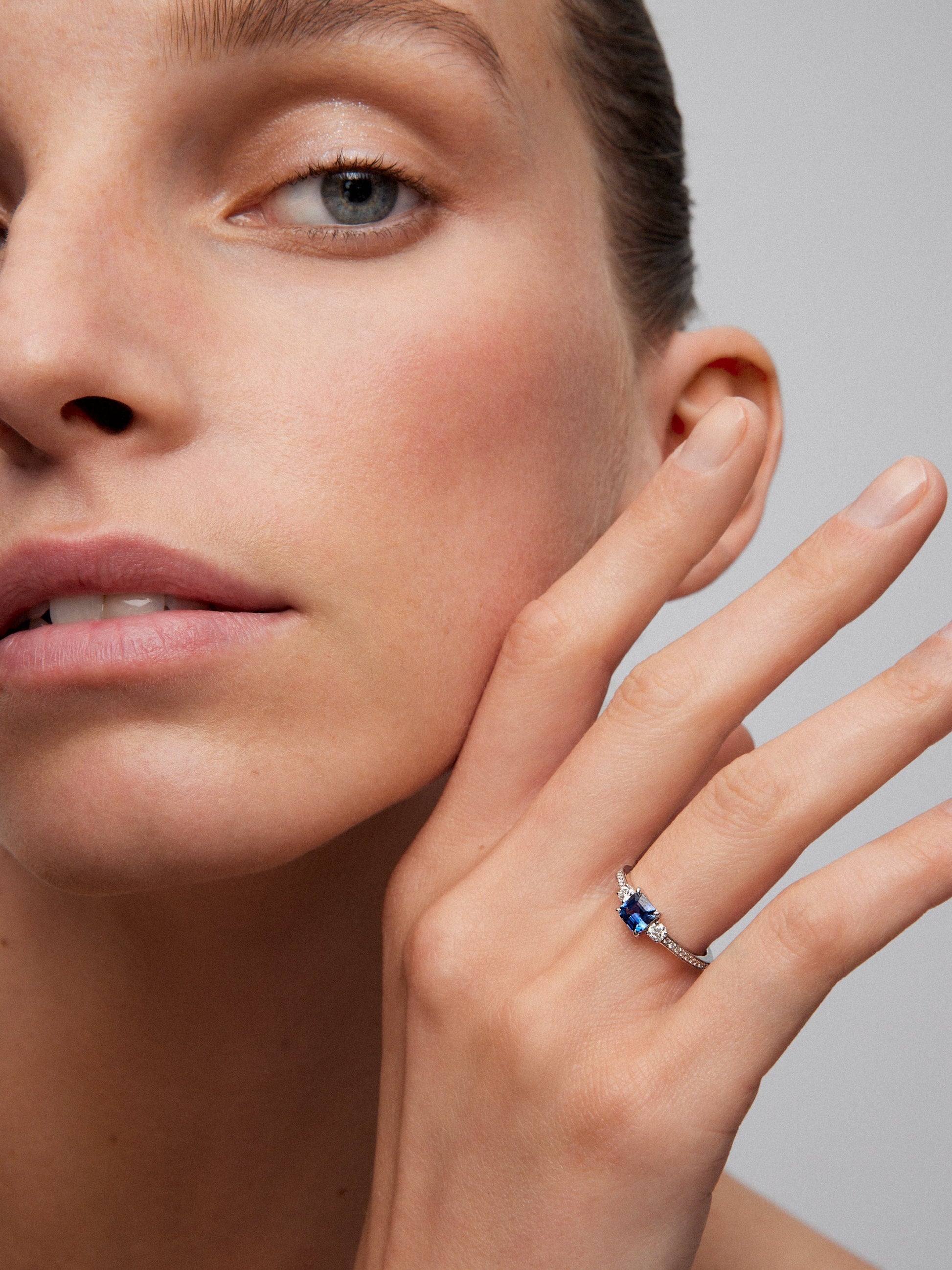Anillo tresillo de oro blanco de 18K con zafiro azul en talla octogonal de 0,7 cts y 2 diamantes en talla brillante con un total de 0,26 cts