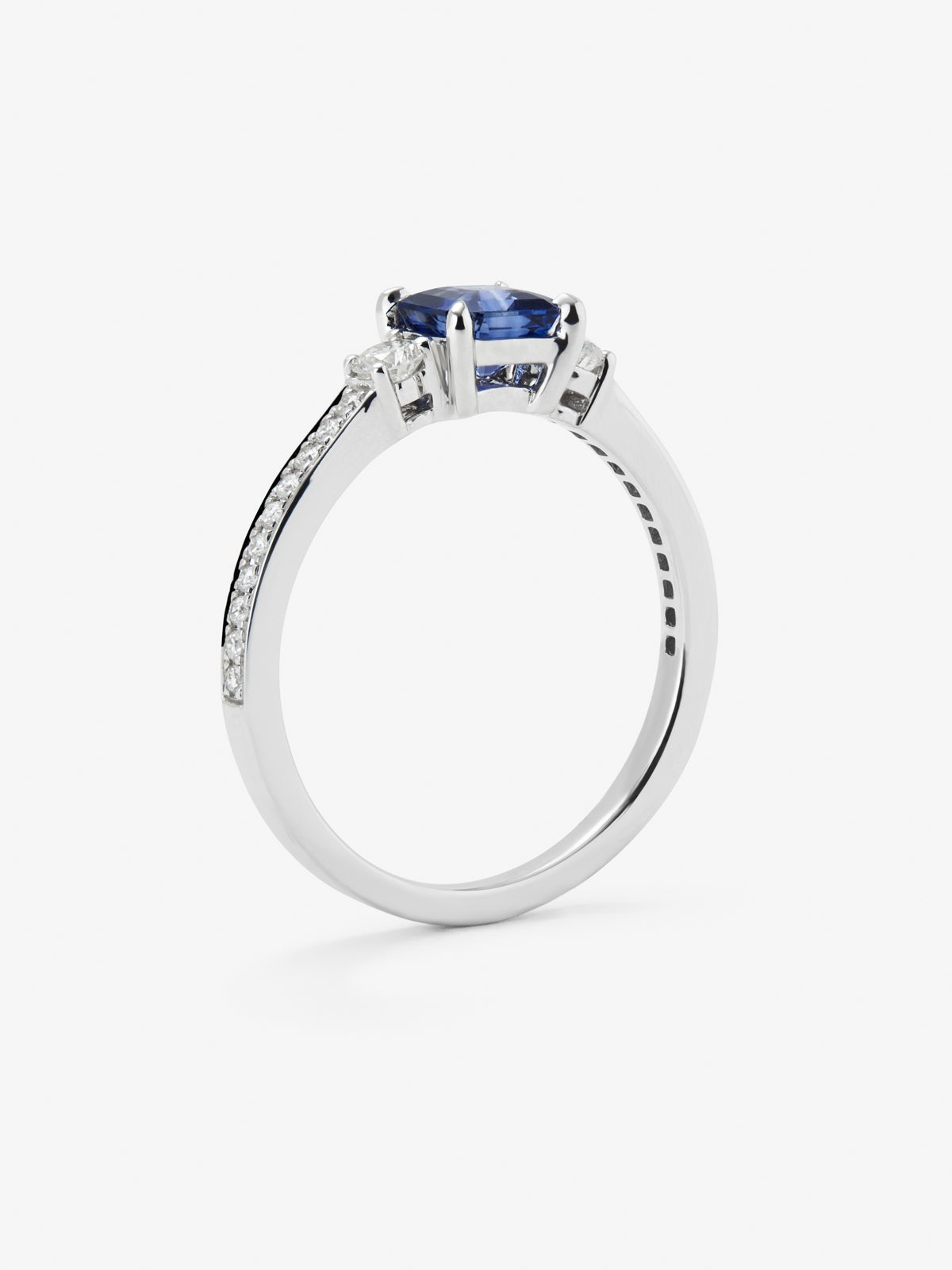 Anillo tresillo de oro blanco de 18K con zafiro azul en talla octogonal de 0,7 cts y 2 diamantes en talla brillante con un total de 0,26 cts