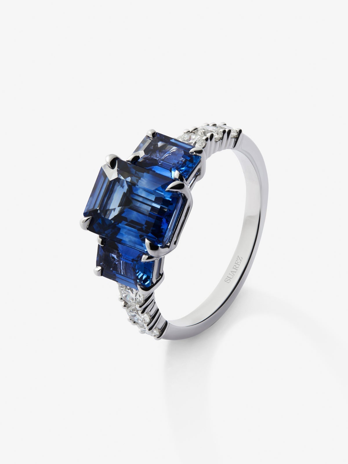Anillo tresillo de oro blanco de 18K con 3 zafiros azules en talla octogonal con un total de 4,48 cts y 6 diamantes en talla brillante con un total de 0,42 cts