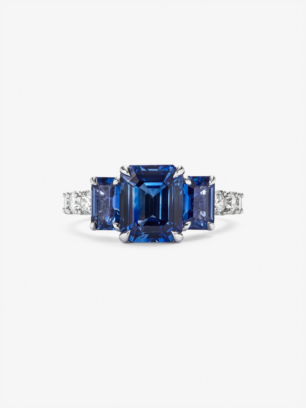 Anillo tresillo de oro blanco de 18K con 3 zafiros azules en talla octogonal con un total de 4,48 cts y 6 diamantes en talla brillante con un total de 0,42 cts