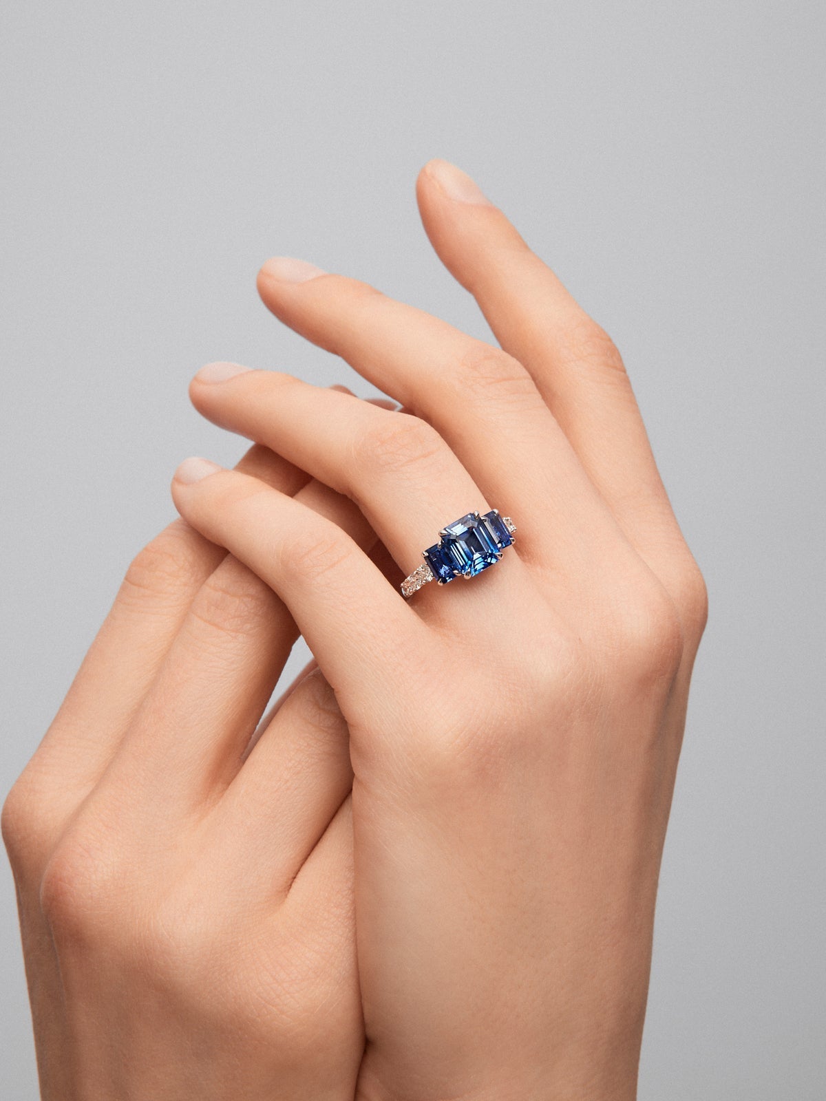 Anillo tresillo de oro blanco de 18K con 3 zafiros azules en talla octogonal con un total de 4,48 cts y 6 diamantes en talla brillante con un total de 0,42 cts