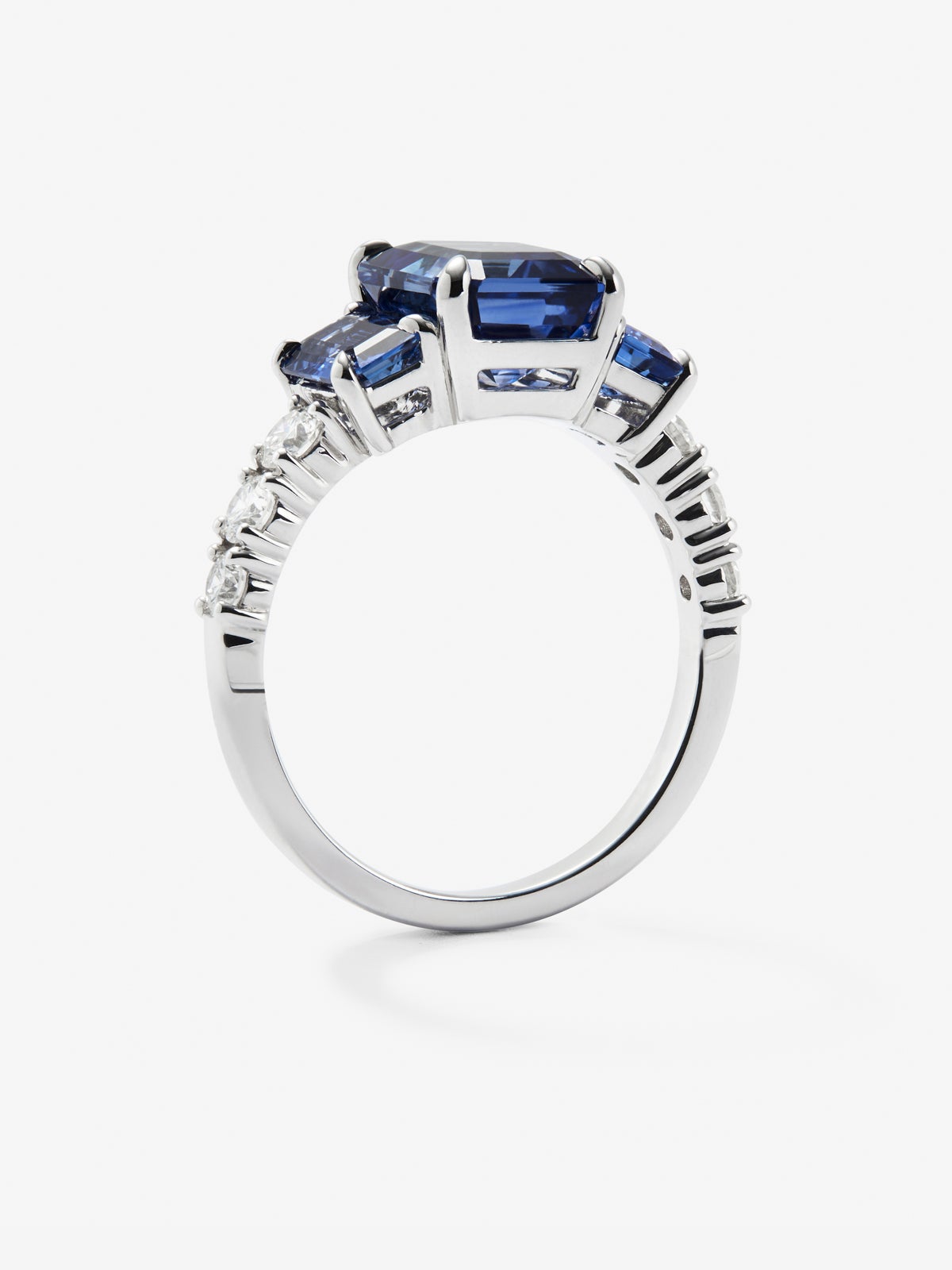 Anillo tresillo de oro blanco de 18K con 3 zafiros azules en talla octogonal con un total de 4,48 cts y 6 diamantes en talla brillante con un total de 0,42 cts