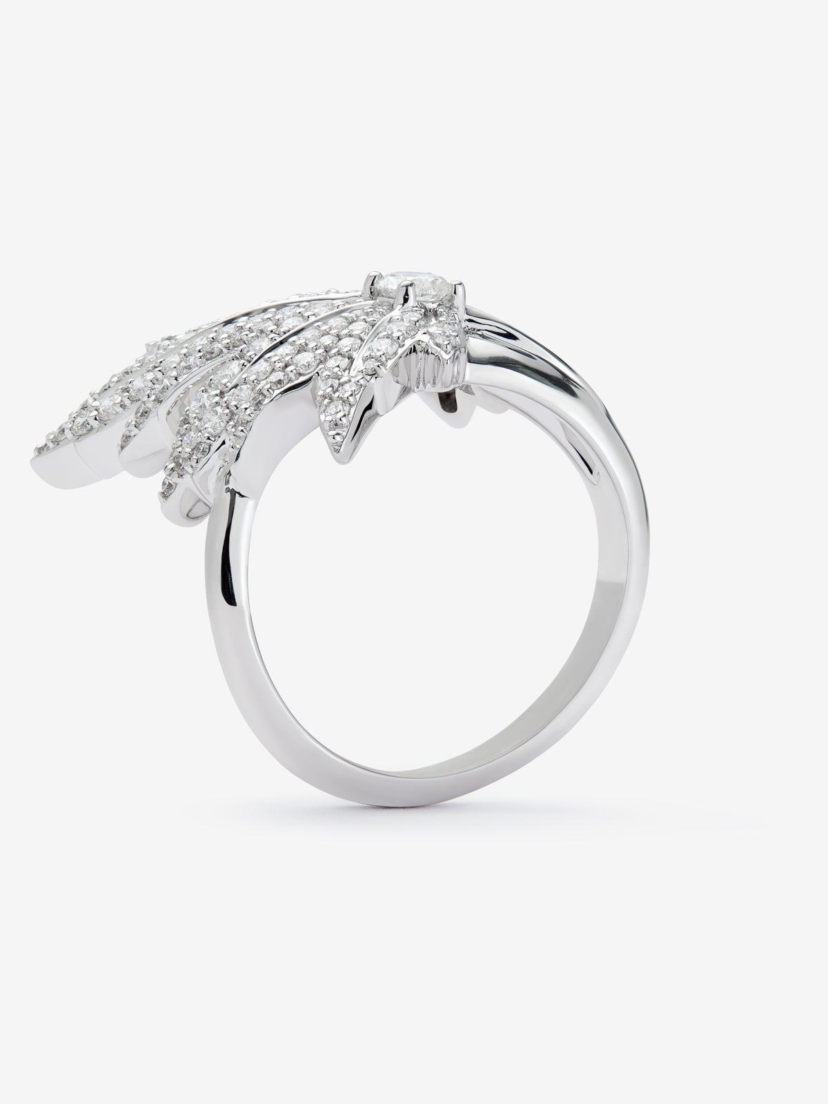 Anillo de oro blanco de 18K con diamante central en talla brillante de 0,16 cts, pavé de diamantes y forma de hoja de arce