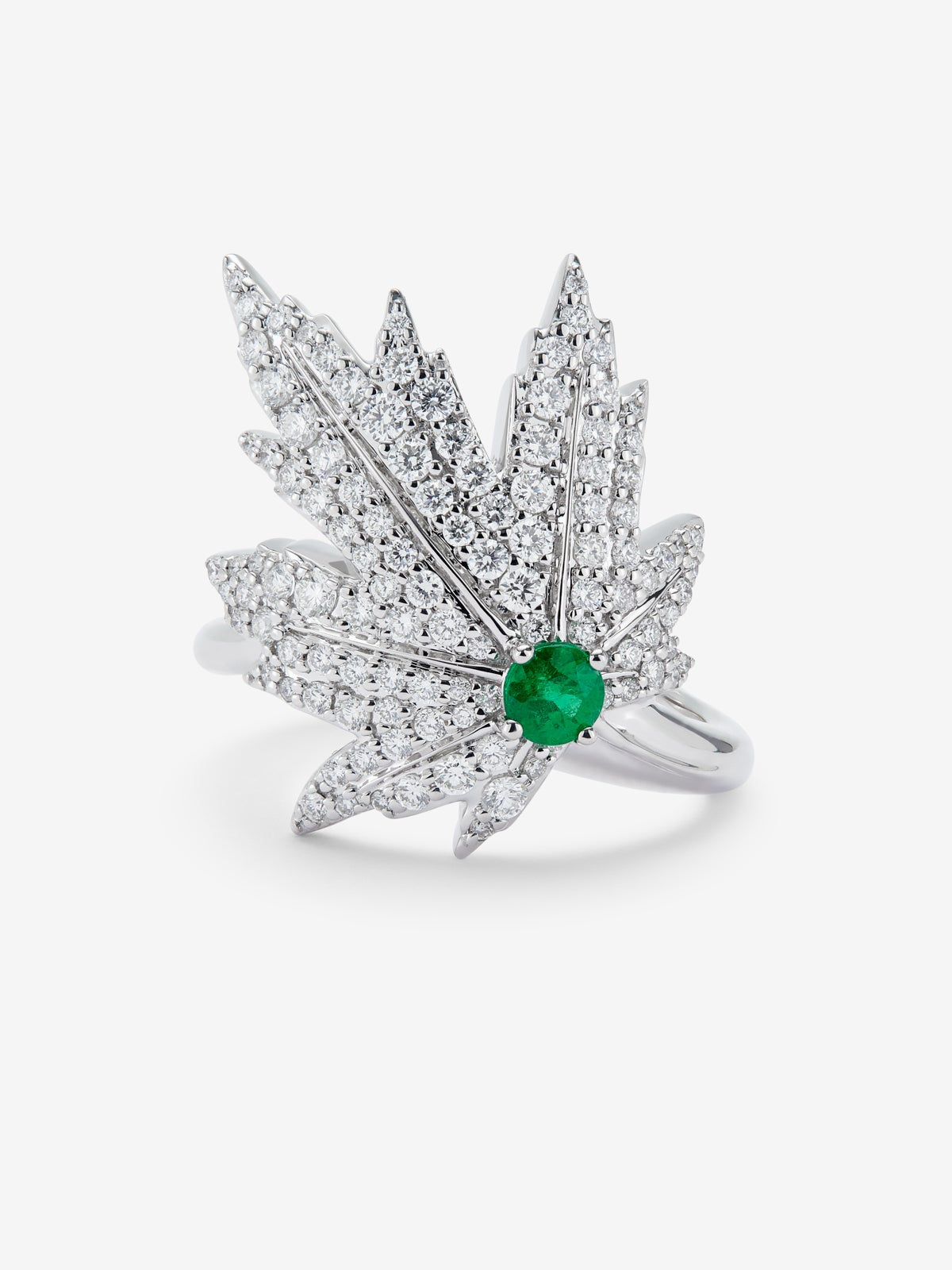 Anillo de oro blanco de 18K con esmeralda central de 0,16 cts, pavé de diamantes y forma de hoja de arce