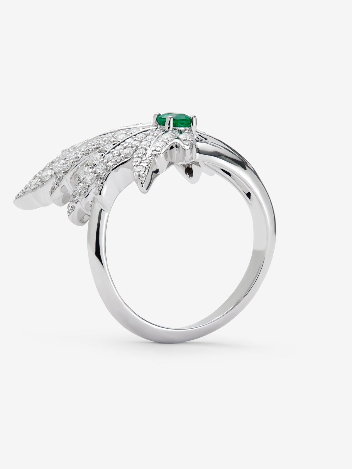 Anillo de oro blanco de 18K con esmeralda central de 0,16 cts, pavé de diamantes y forma de hoja de arce