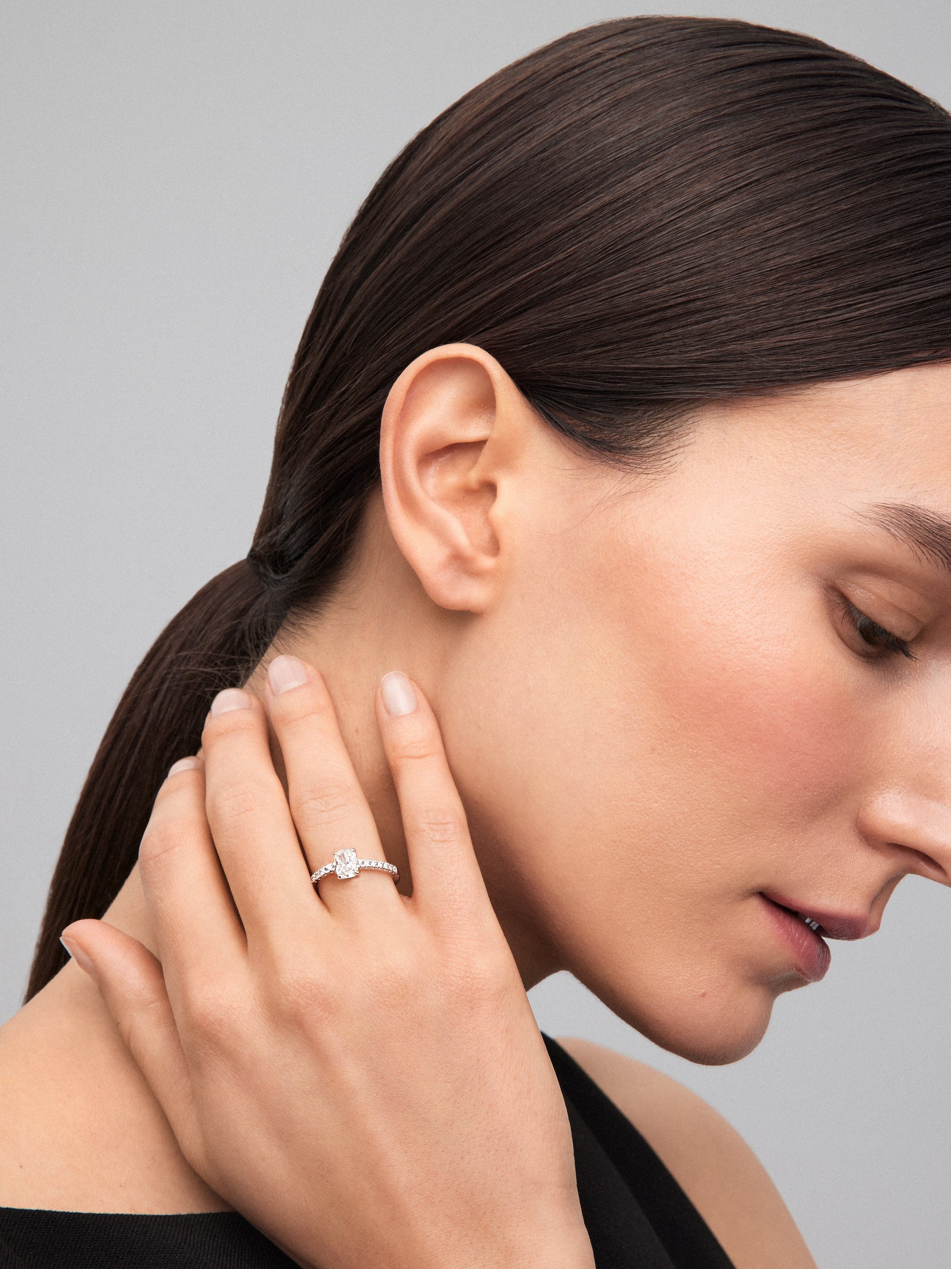 Anillo solitario de oro blanco de 18K con diamantes blancos en talla cushion de 1,02 cts y brillante de 0,252 cts