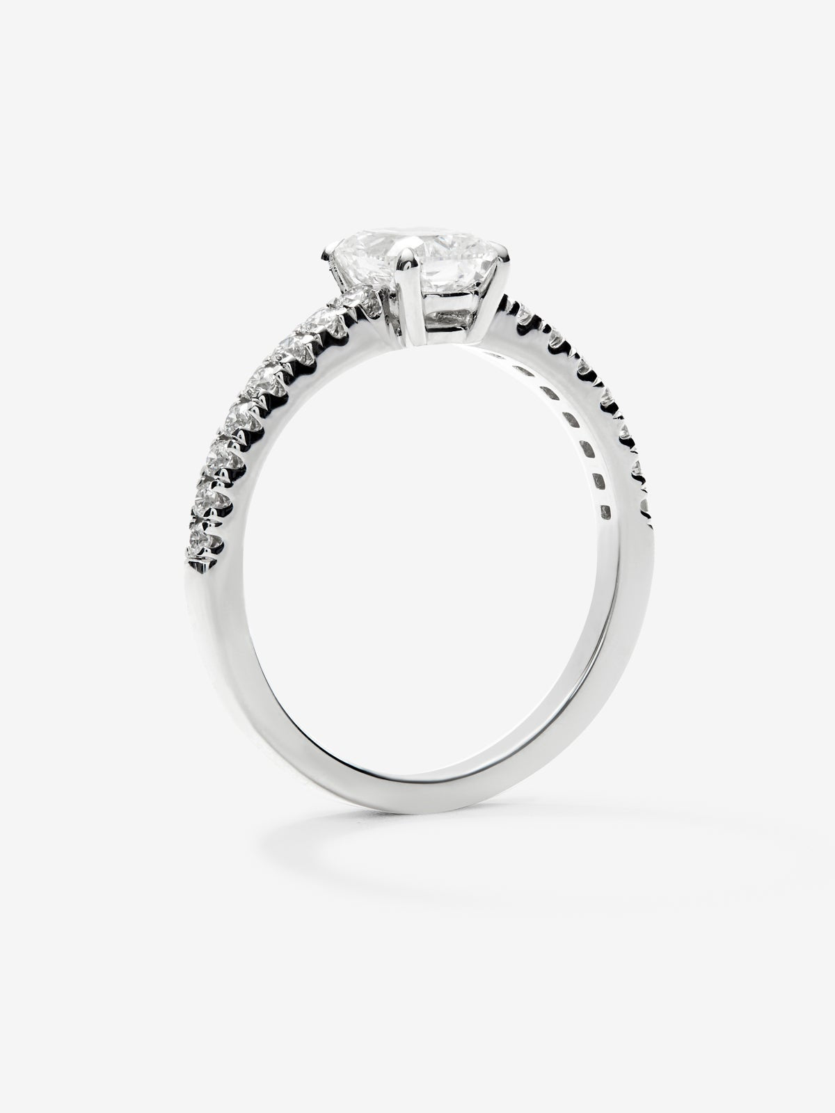 Anillo solitario de oro blanco de 18K con diamantes blancos en talla cushion de 1,02 cts y brillante de 0,252 cts